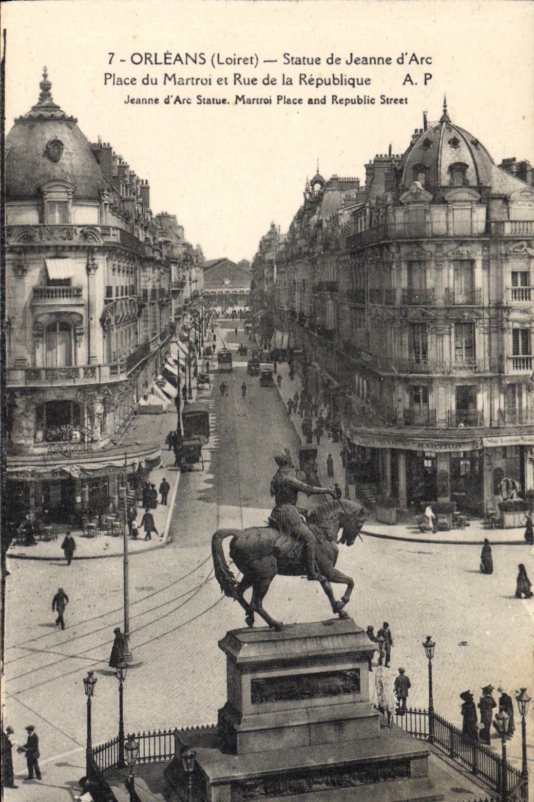 CPA Orleans Statue De Jeanne d'Arc Place du Martroi et rue de la Republique