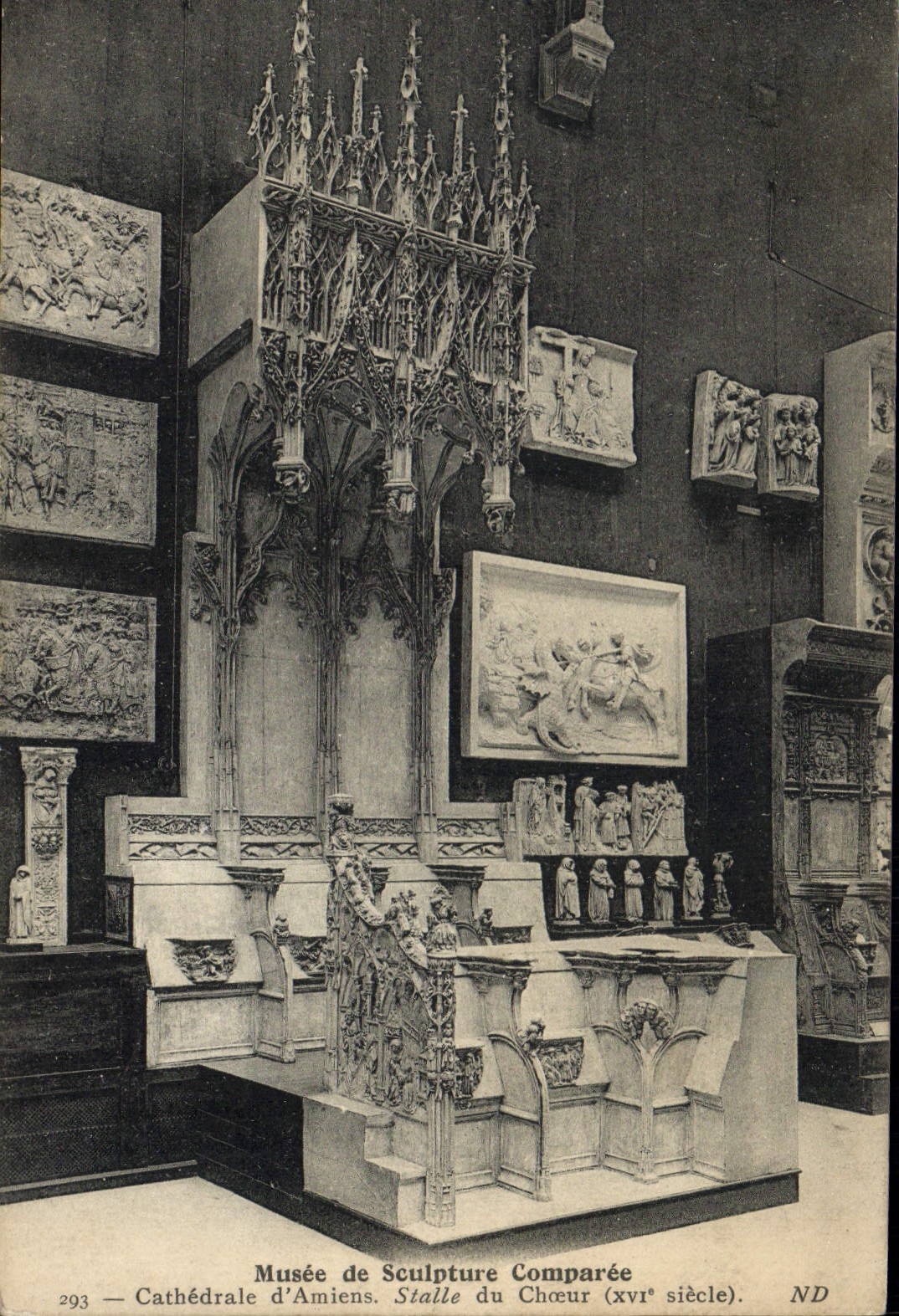 CPA Musee De Sculpture Comparee Cathedrale D'Amiens Stalle du choeur