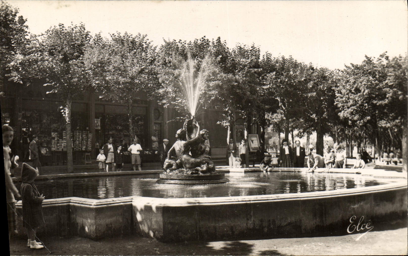 CPM La Bourboule Le Jet D'Eau