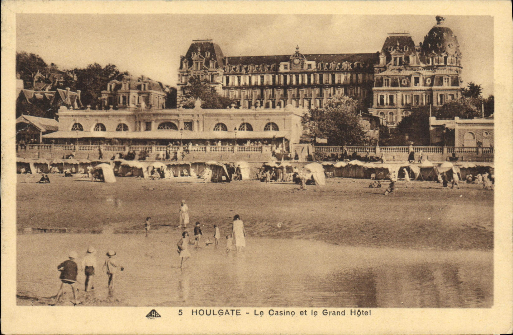 CPA Houlgate Le Casino Et Le Grand Hotel