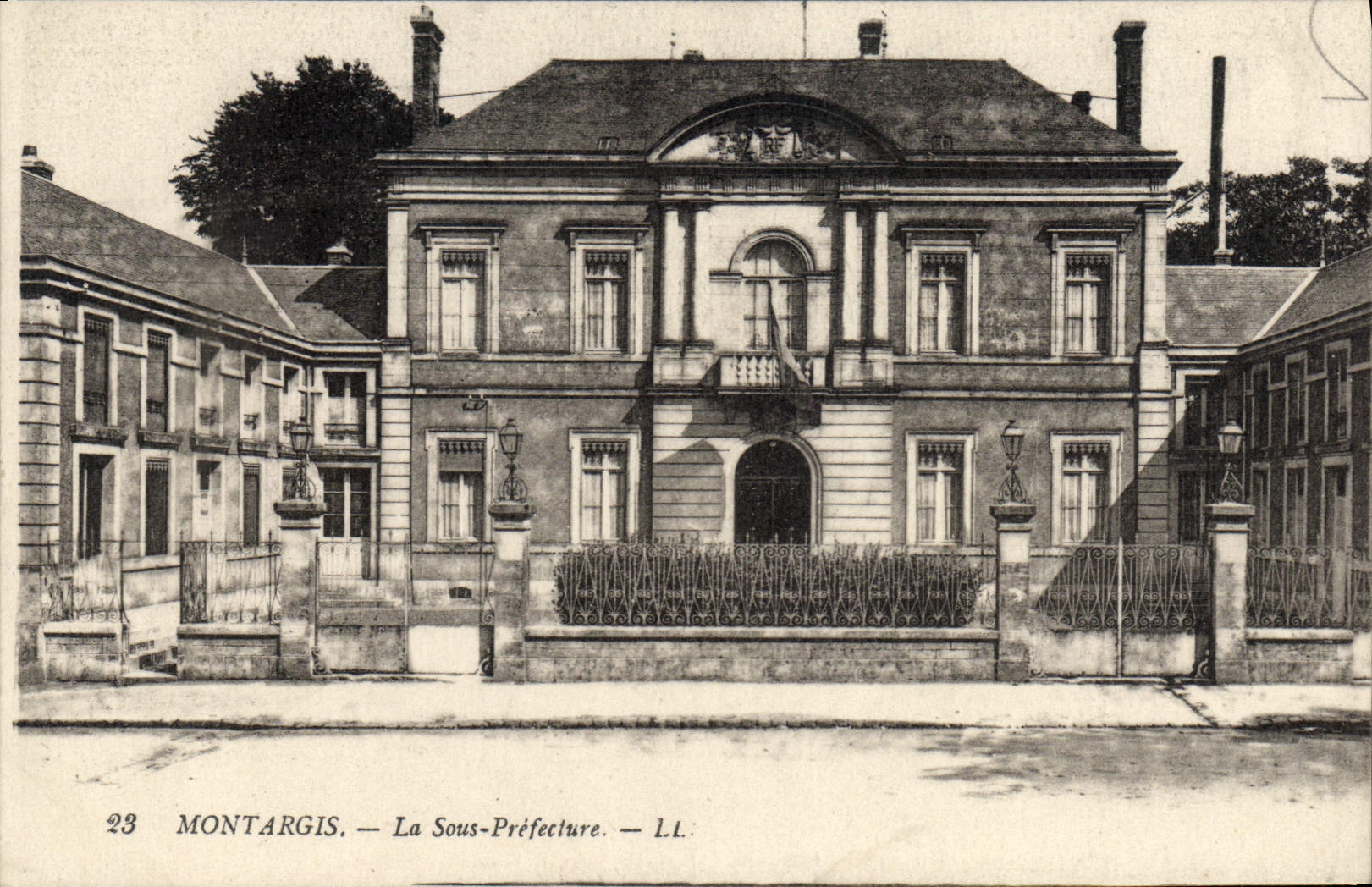 VINTAGE POSTCARD Montargis Under Prefecture