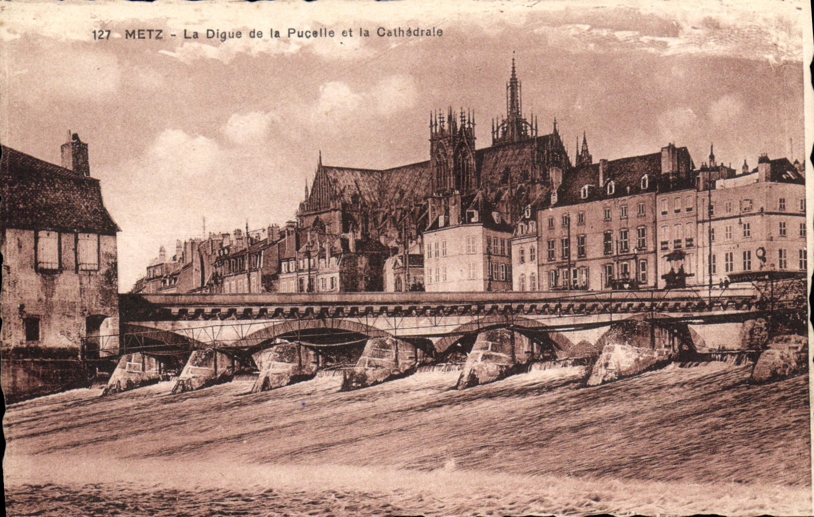 CPA Metz La Digue De La Puceile Et La Cathedrale