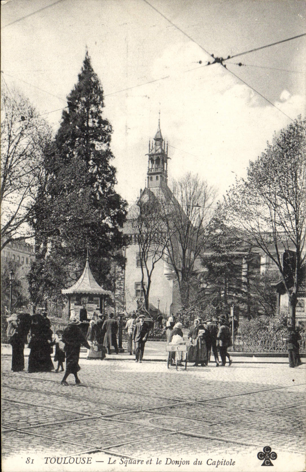 CPA Toulouse Le Square Et Le Donjon Du Capitole
