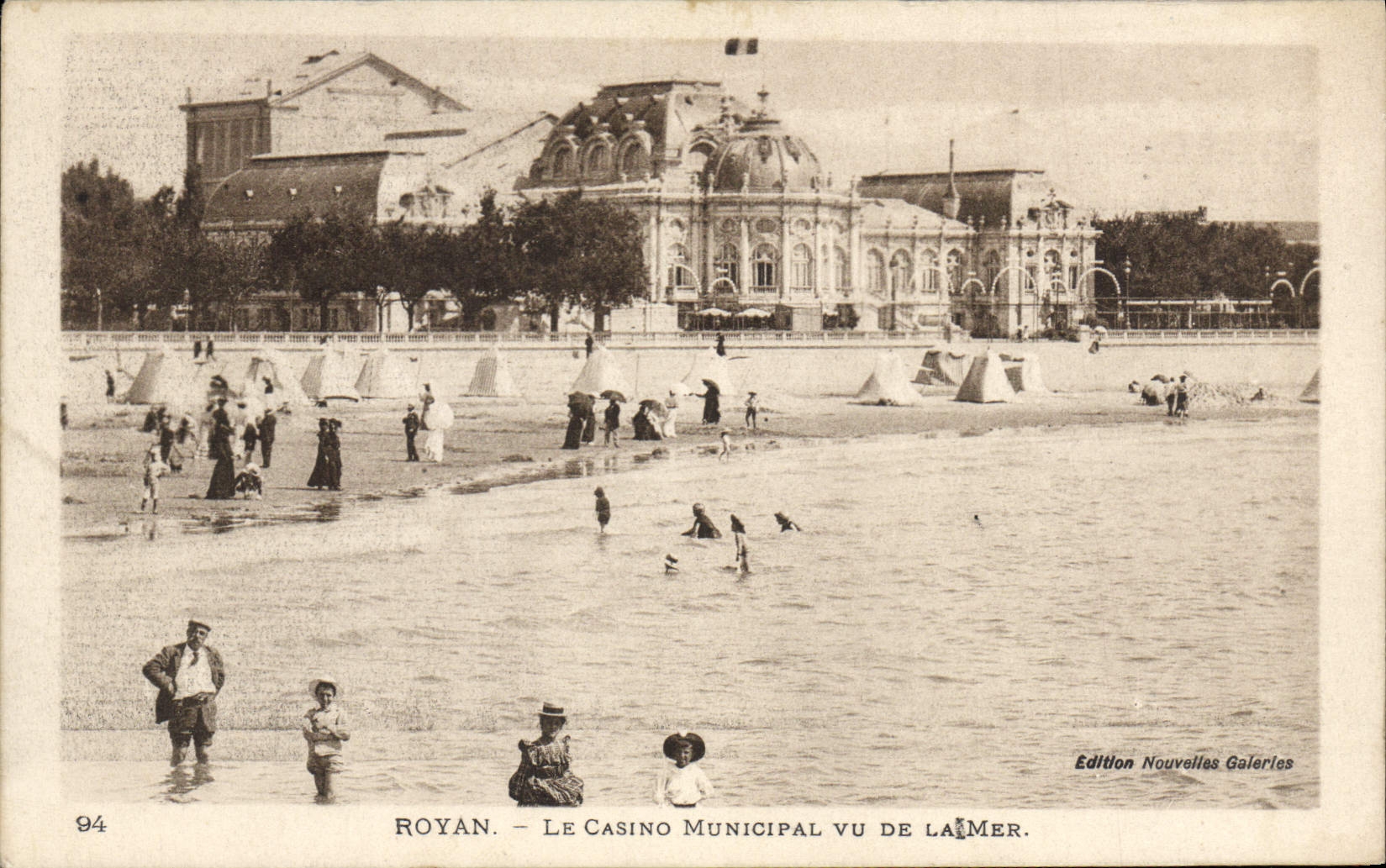 CPA Royan Le Casino Municipal Vu De La Mer