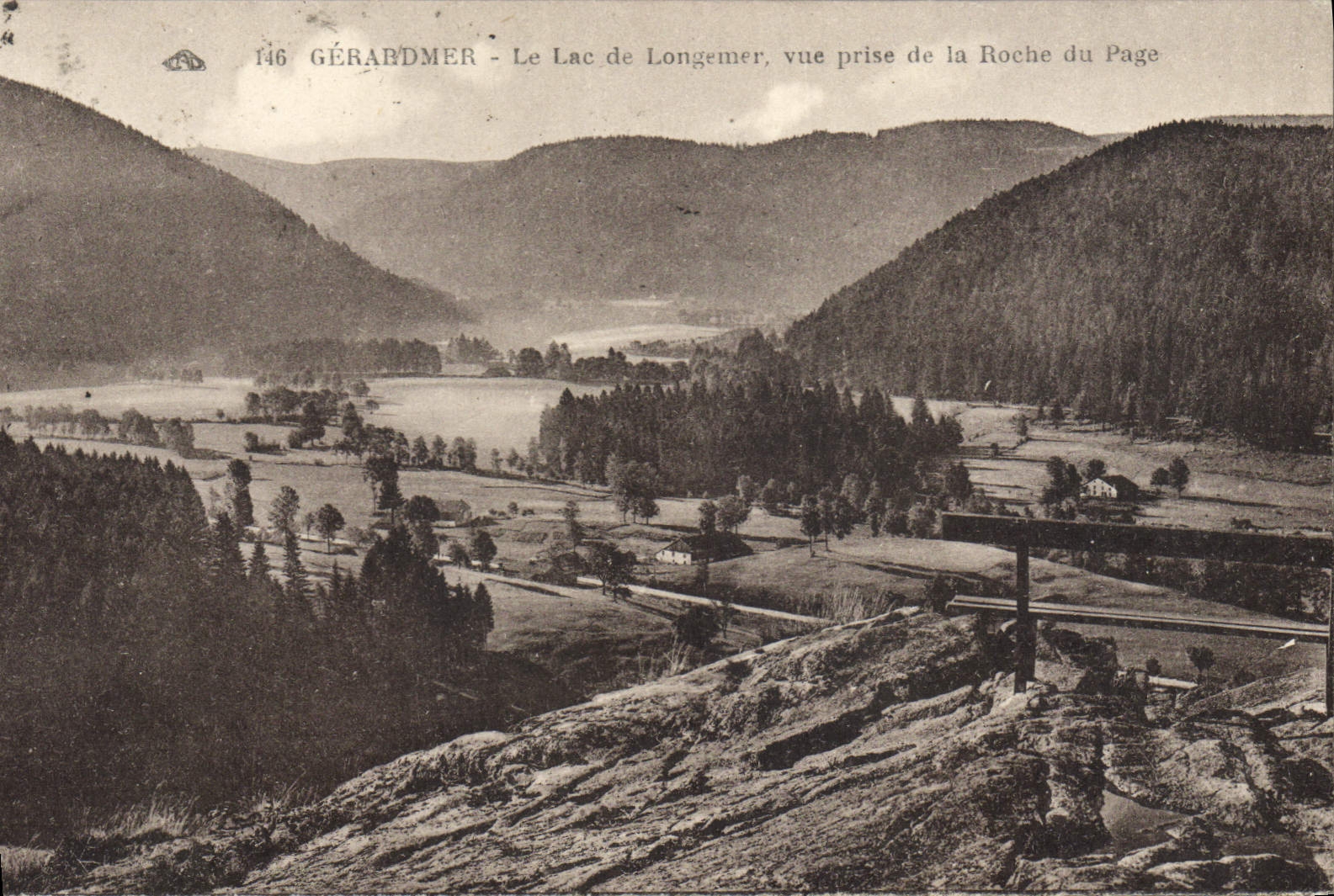CPA Gerardmer Le Lac De Longemer Vue Prise De La Roche Du Page