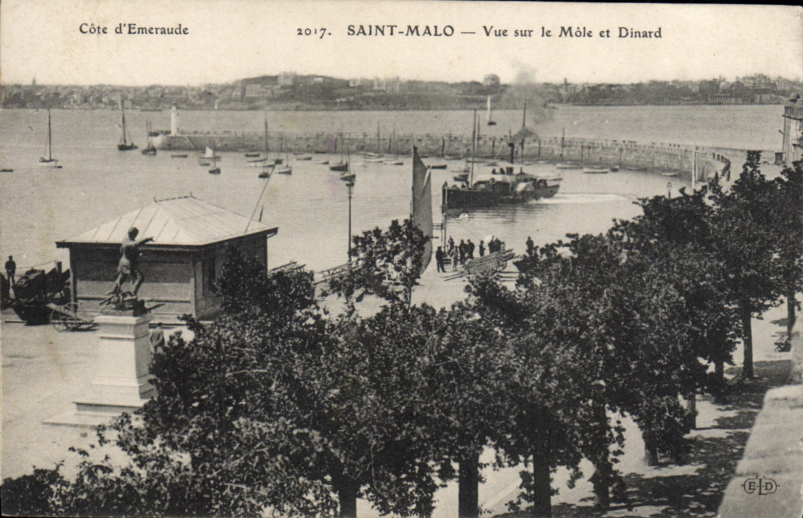 CPA Saint Malo Vue Sur Le Mole Et Dinard Bateau