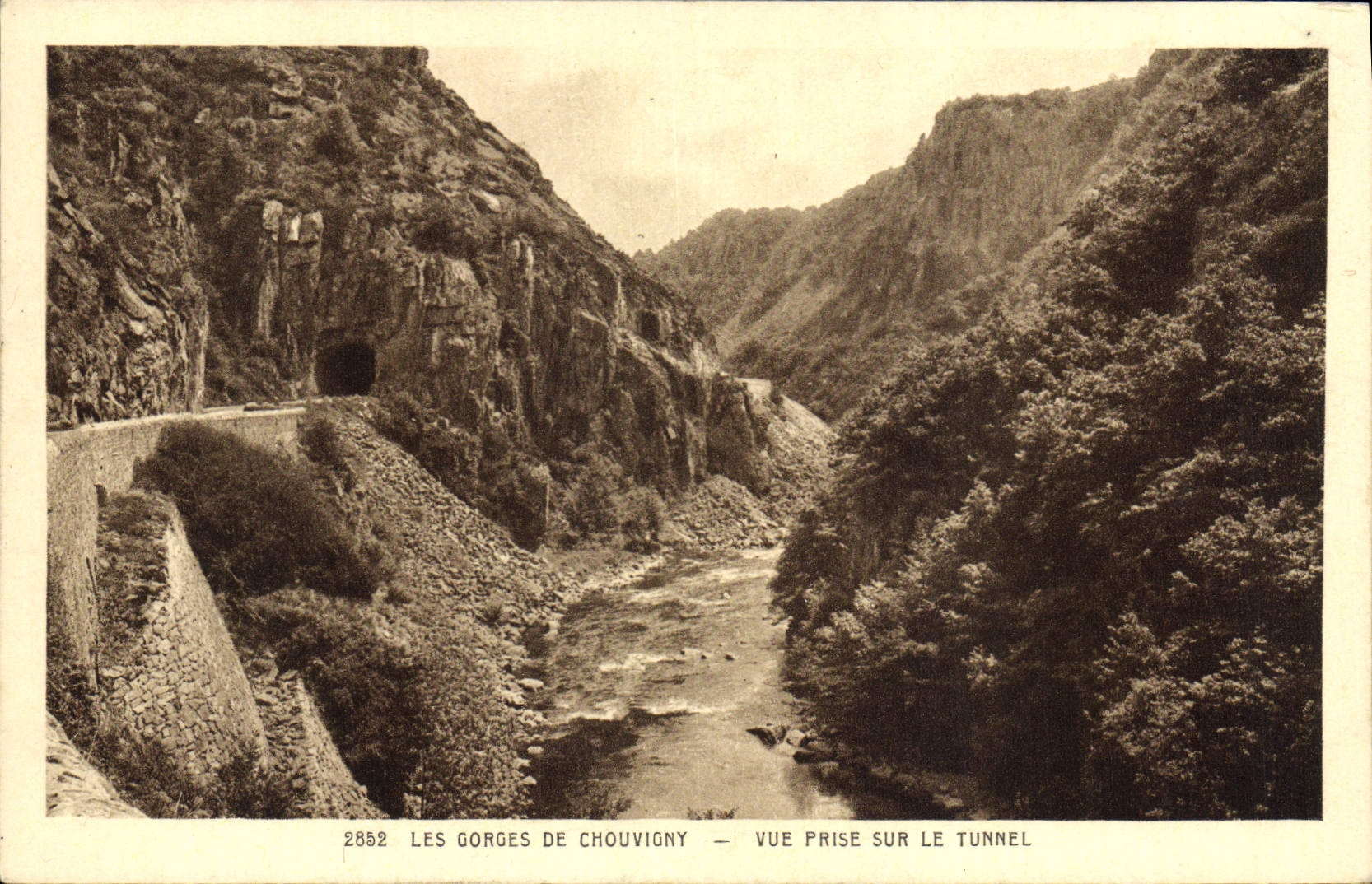 CPA Les Gorges De Chouvigny Vue Prise Sur Le Tunnel