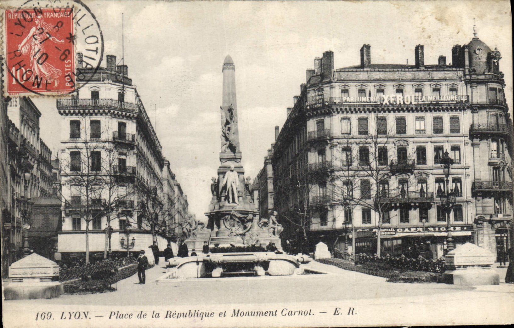 CPA Lyon Place De La Republique Et Monument Carnot