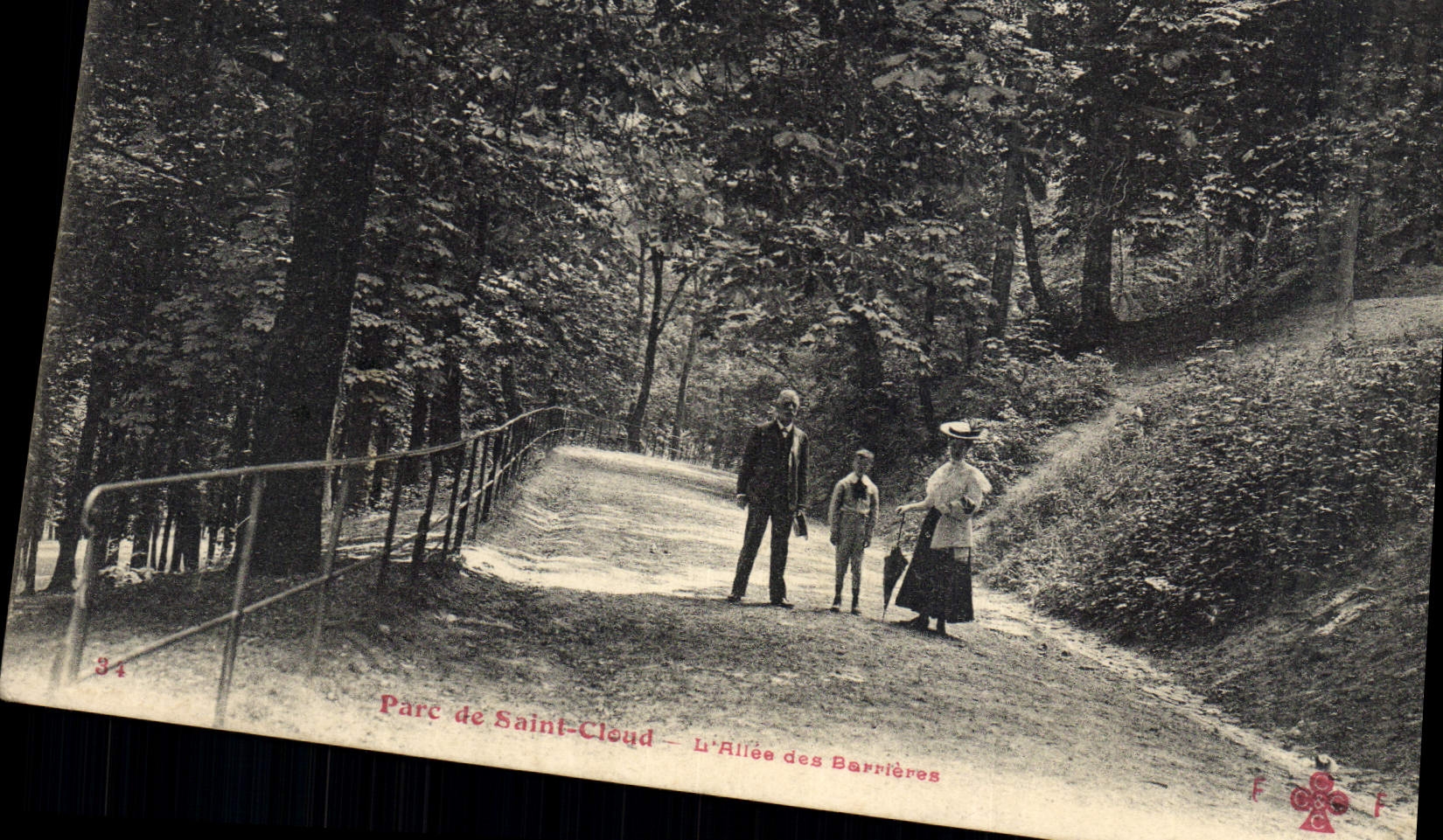 VINTAGE POSTCARD Park Of Cloud Saint the Alley Of the Barriers