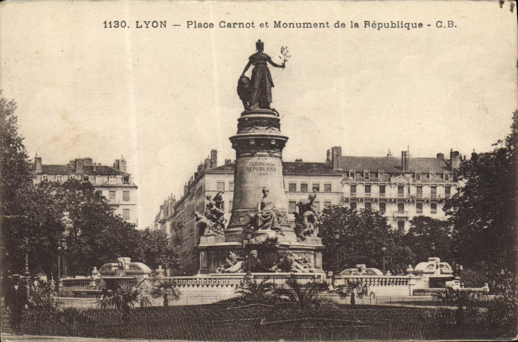 CPA Lyon Place Carnot Et Monument De La Republique