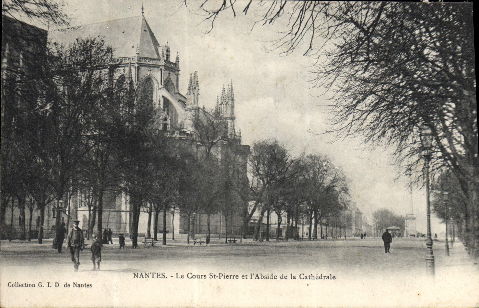 VINTAGE POSTCARD Nantes the Course St Pierre And I' Abside Of the Cathedral