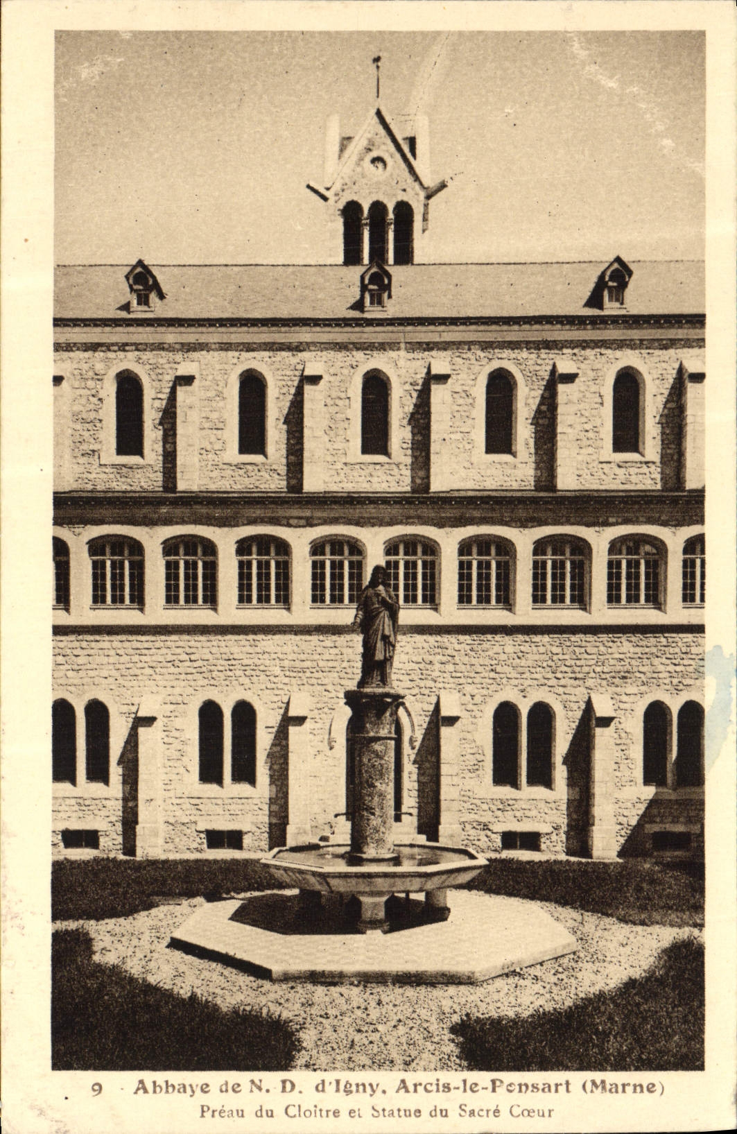 CPA Abbaye De ND D'Igny Arcis Le Ponsart Preau du cloitre et statue du Sacre Coeur