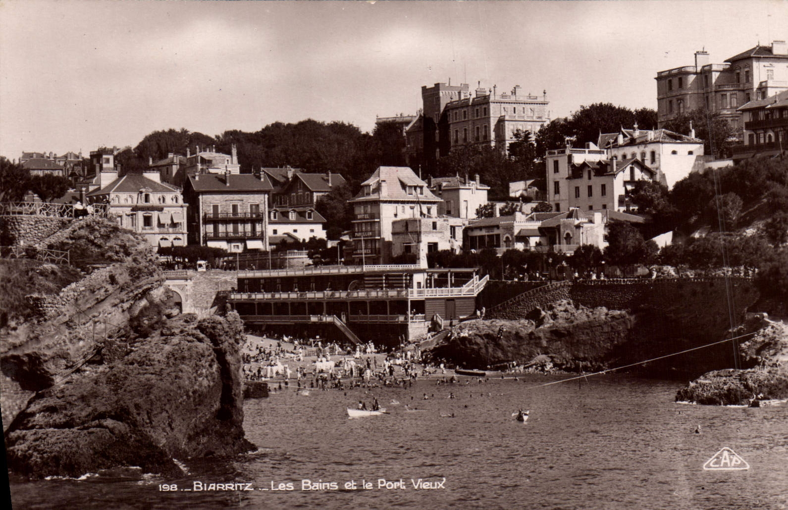 CPM Biarritz Les Bains Et Le Port Vieux