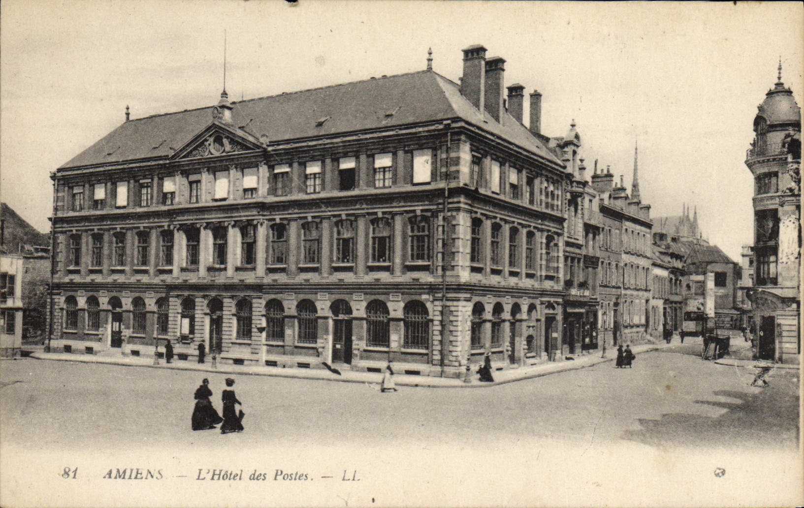 VINTAGE POSTCARD Amiens the Post office building