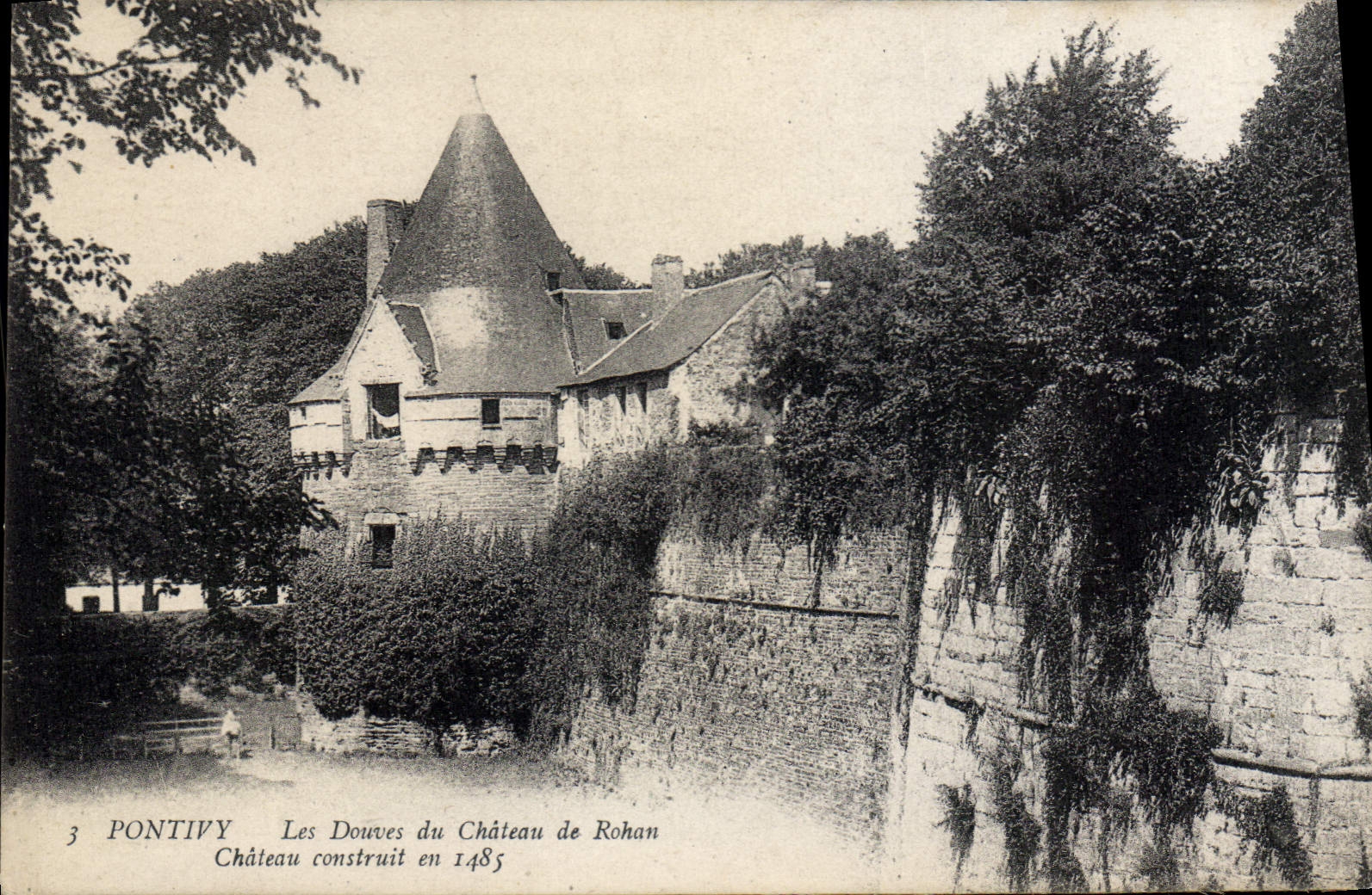 VINTAGE POSTCARD Pontivy Ditches Of the Castle De Rohan