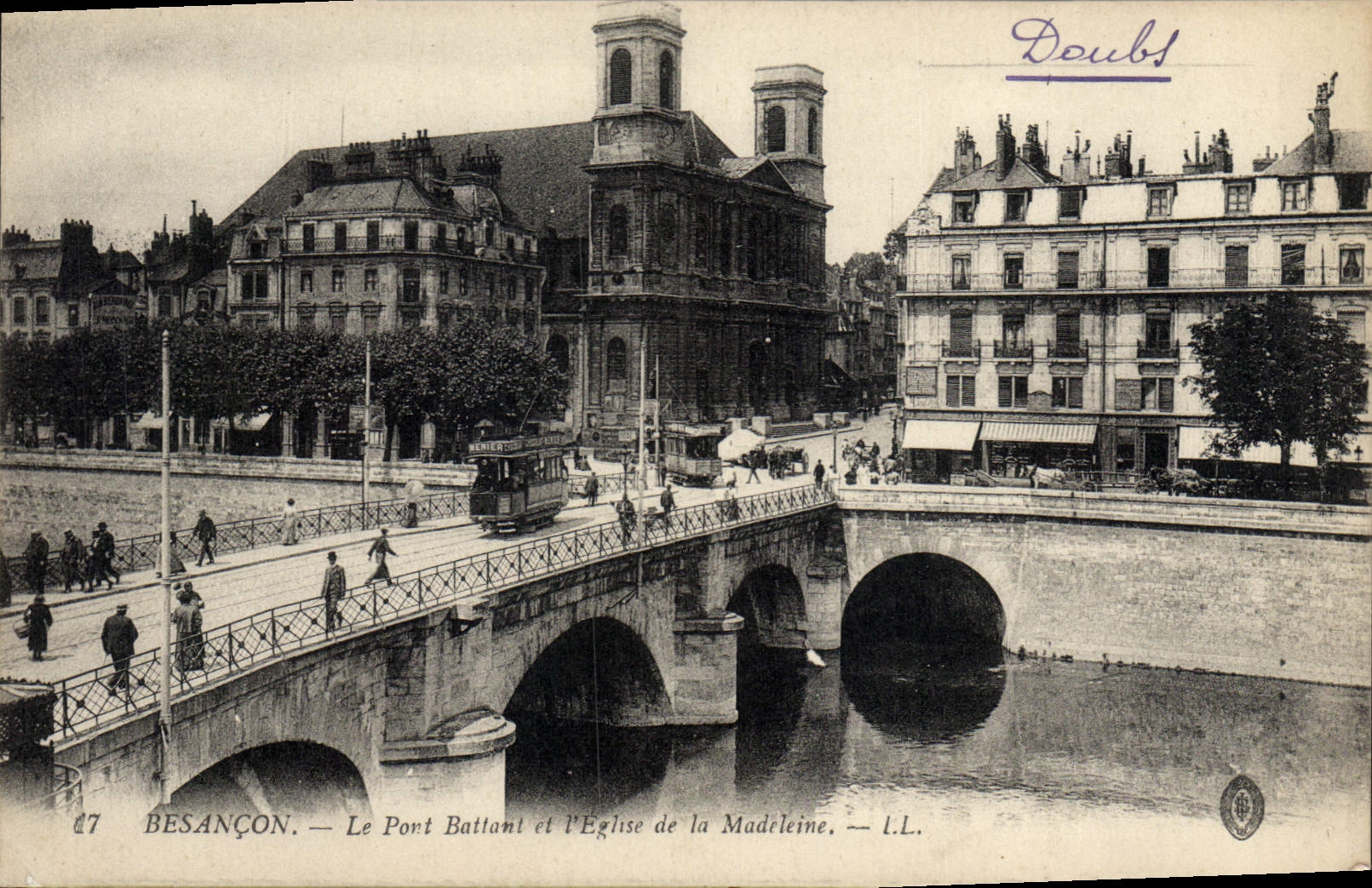 CPA Besancon Le Port Battant et L'Eglise de la Madeleine Tramway