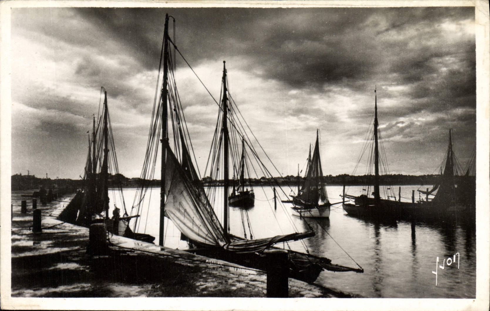 MODERN CARD Royan the Port one Evening of Storm Boats