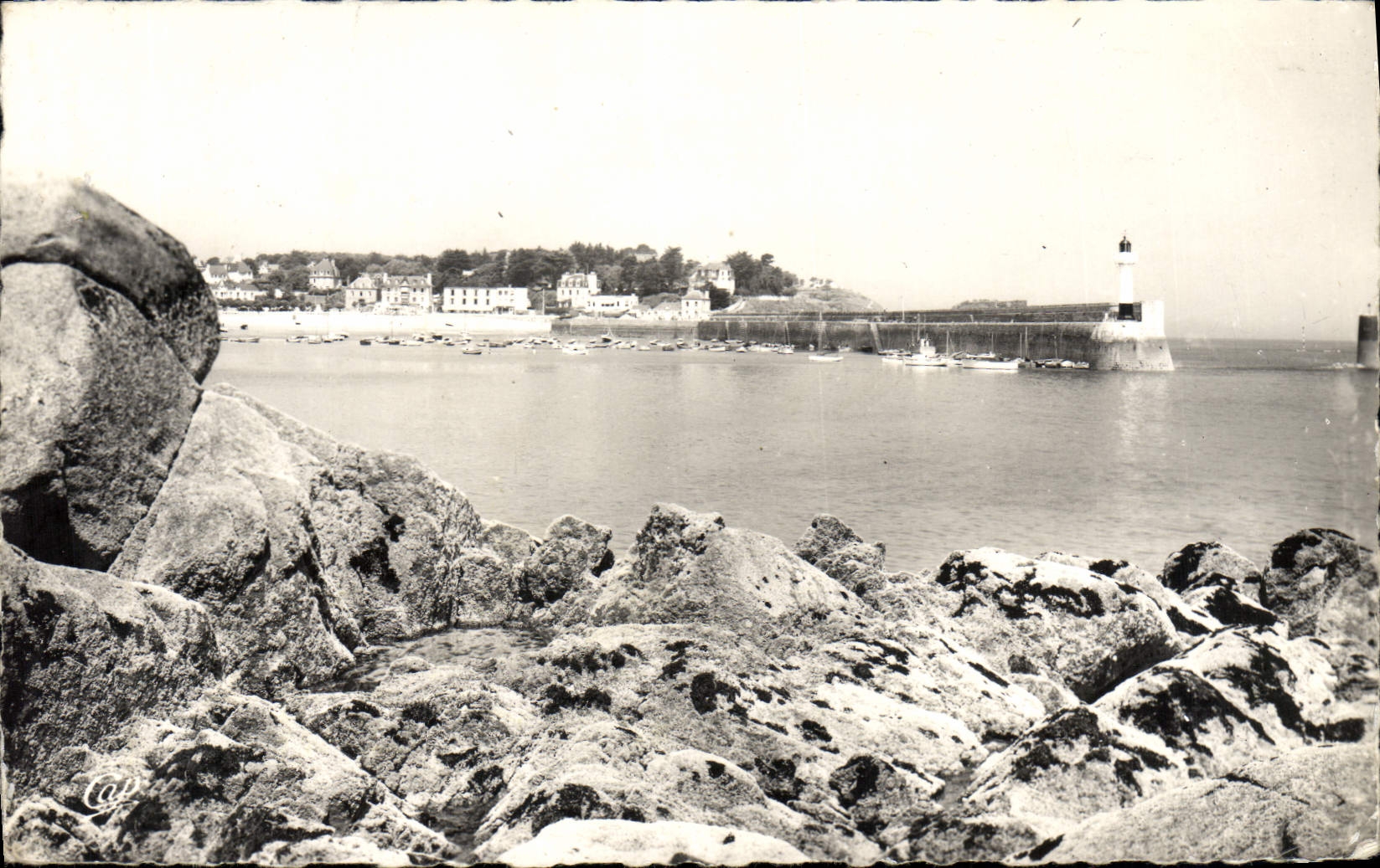 CPM Saint Quay Portrieux Le Port et le Phare vus du Port Leu