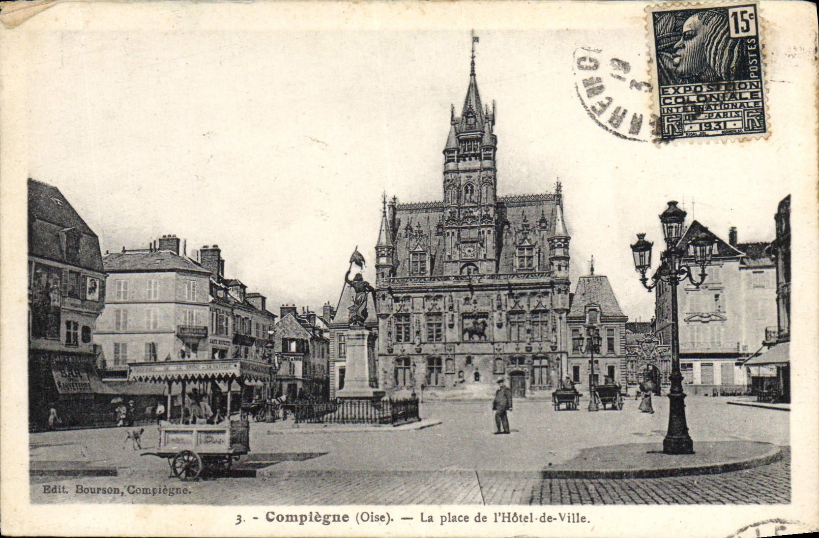 CPA Compiegne La Place de L'Hotel de Ville