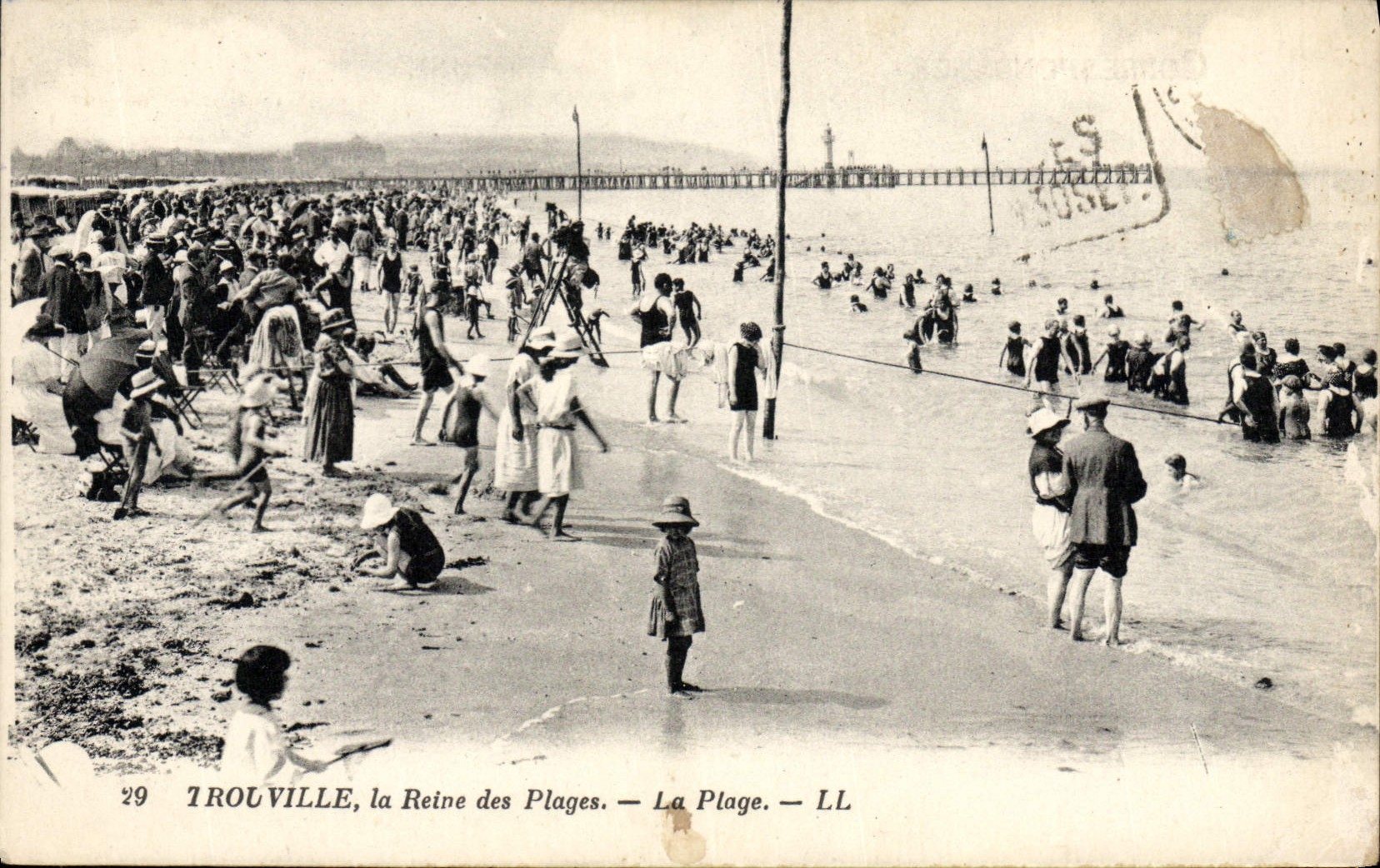 POSTAL Trouville de la VENDIMIA la reina de las playas la playa