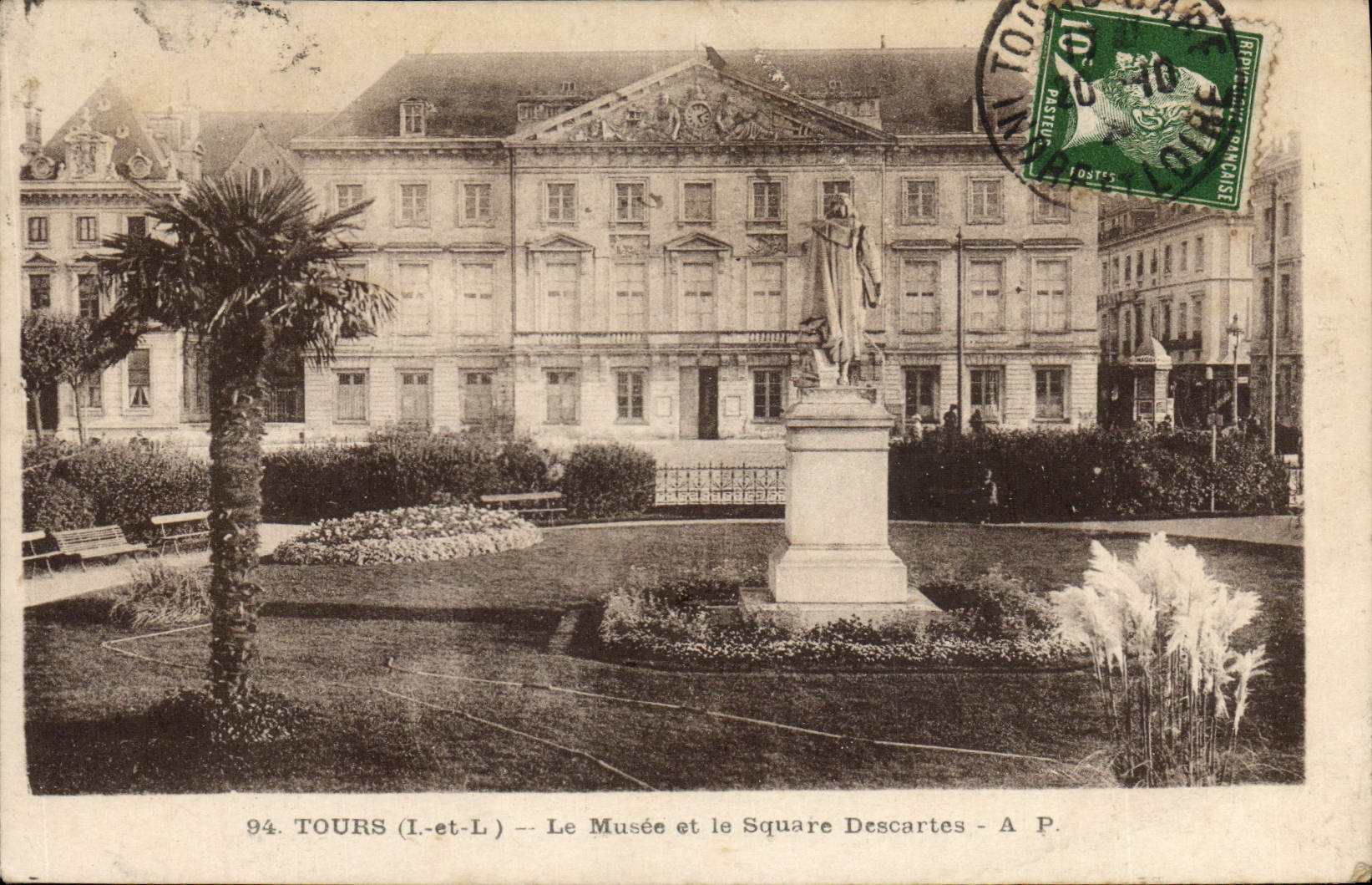 CPA Tours Le Musee et le Square Descartes