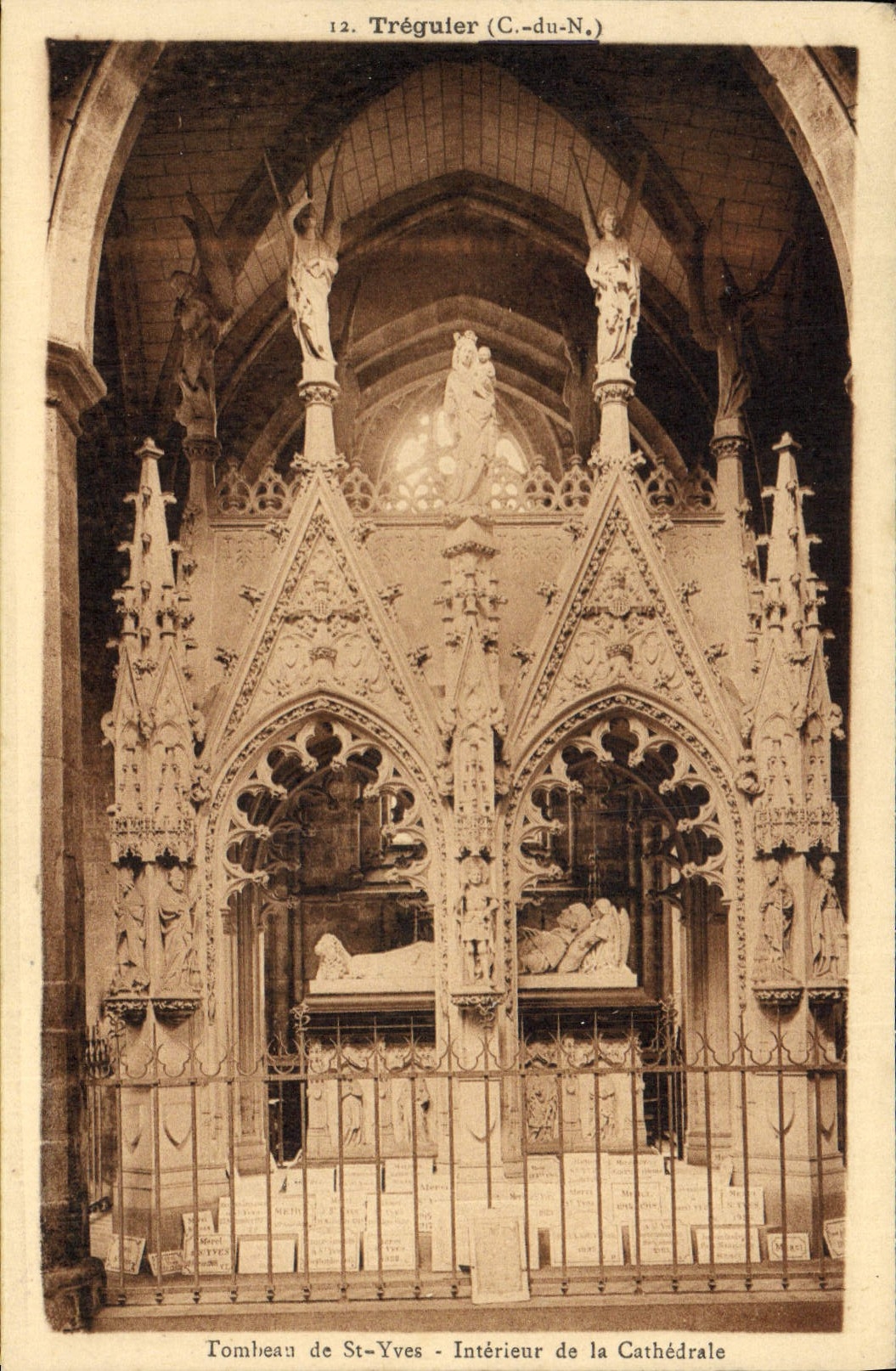 CPA Treguier Tombeau de St Yves Interieur de la cathedrale
