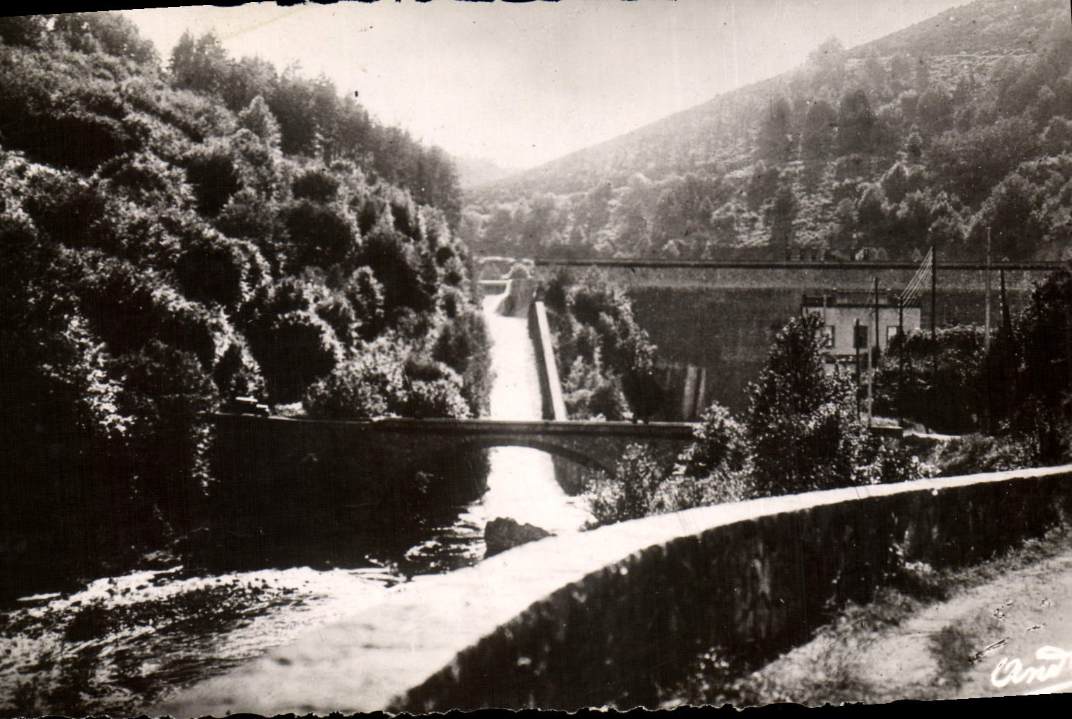 CPM Les Fades Vue Sur la Cascade et le Barrage de la Sioule