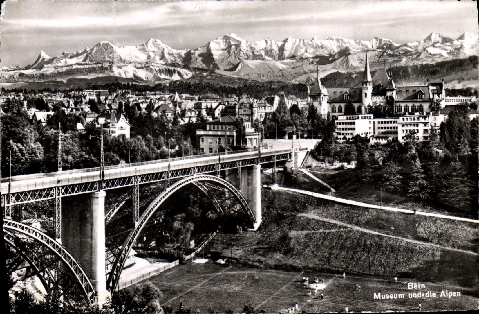 CPM Berne Le musee et les Alpes