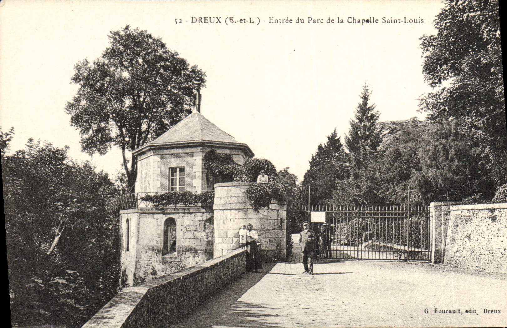 VINTAGE POSTCARD Dreux Entered of the Park of the Vault Saint Louis