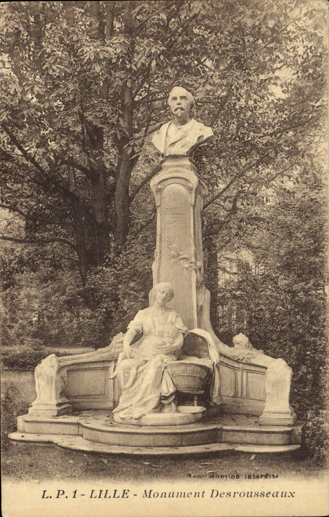 CPA Lille Monument Desrousseaux