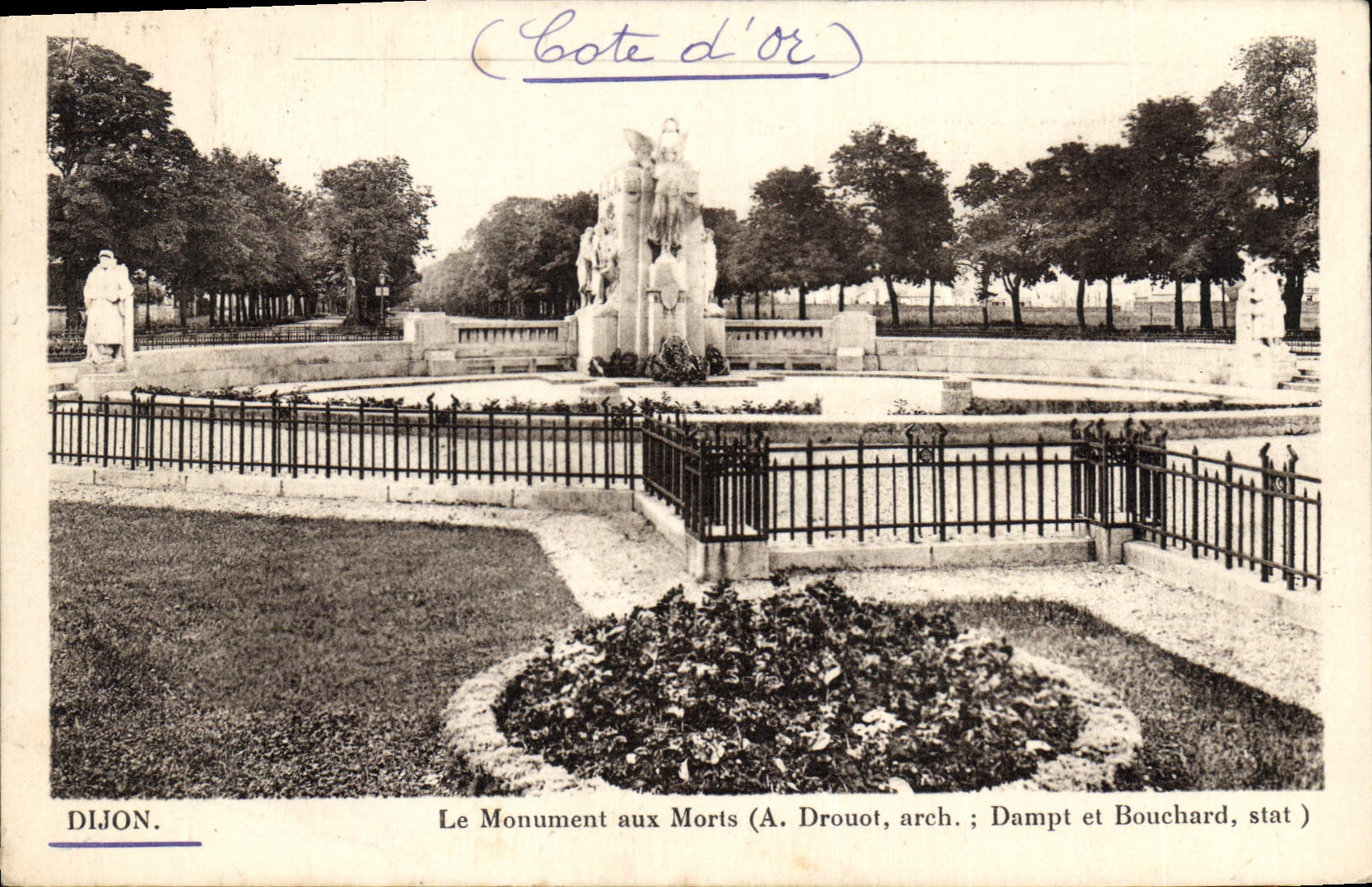 CPA Dijon Le Monument aux Morts 