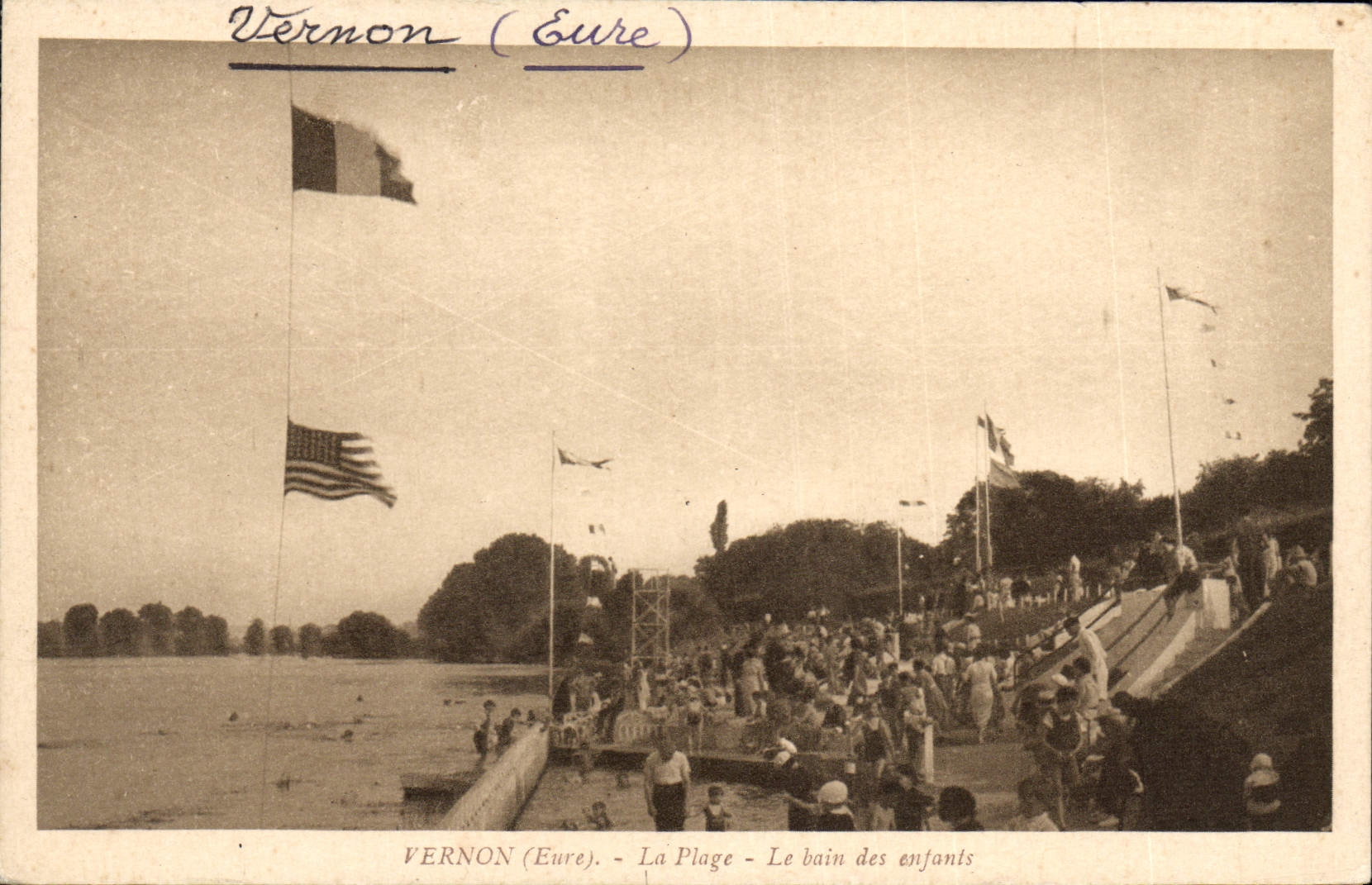 VINTAGE POSTCARD Vernon the Beach the Bath of the children Flag United States France