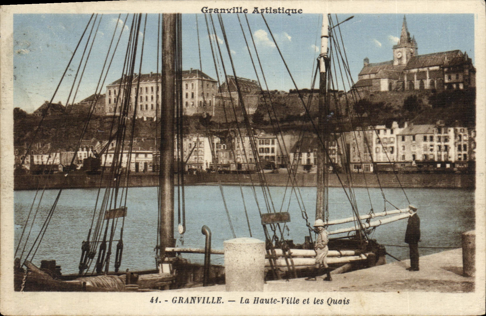 CPA Granville La Haute Ville et les Quais Bateaux