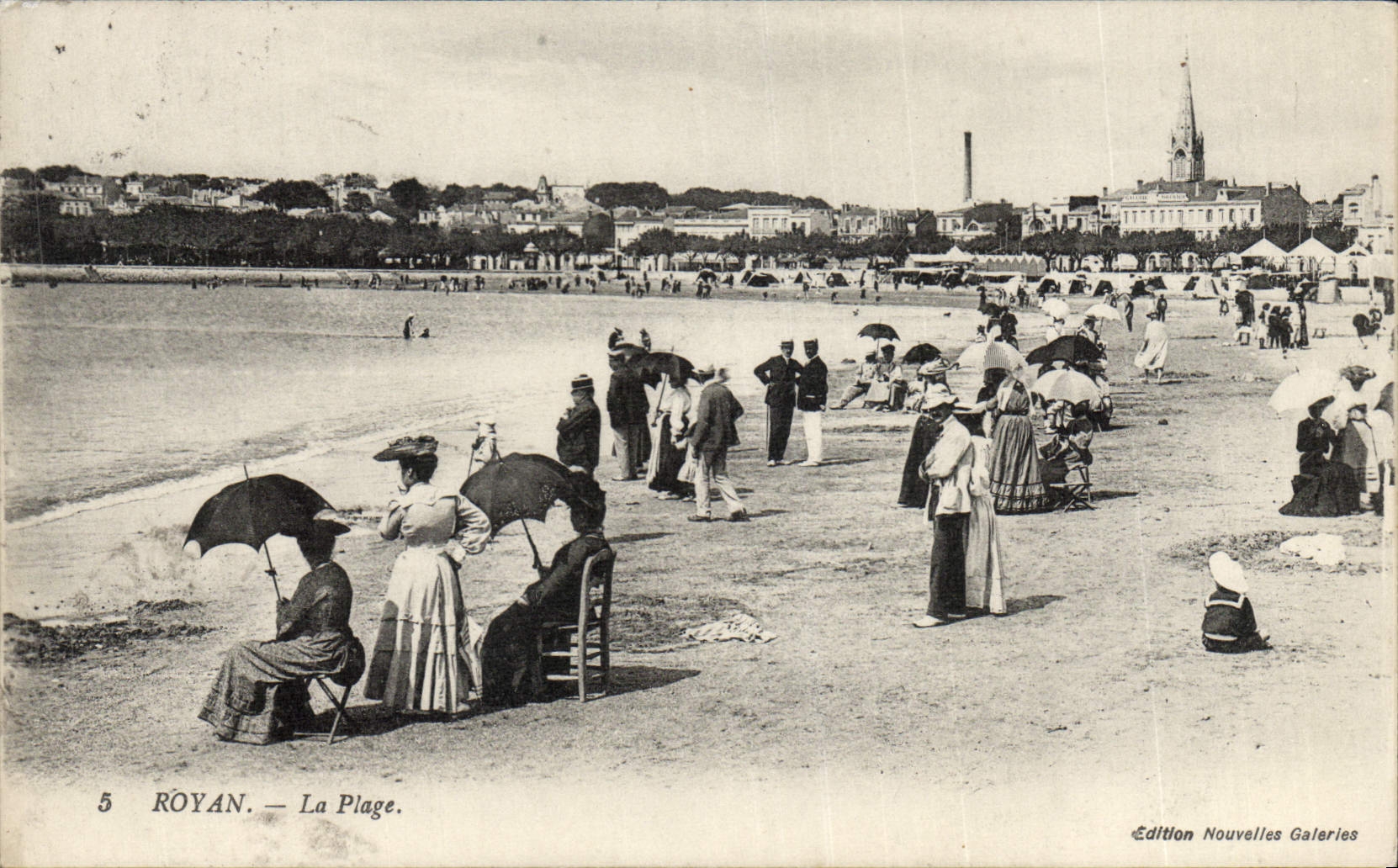 VINTAGE POSTCARD Royan the Beach