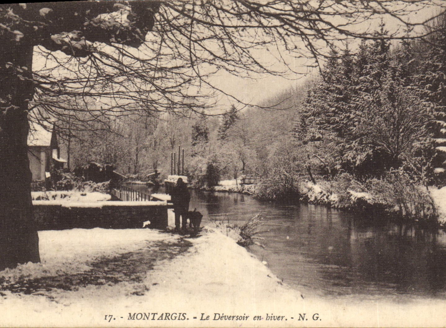 VINTAGE POSTCARD Montargis the outfall in winter