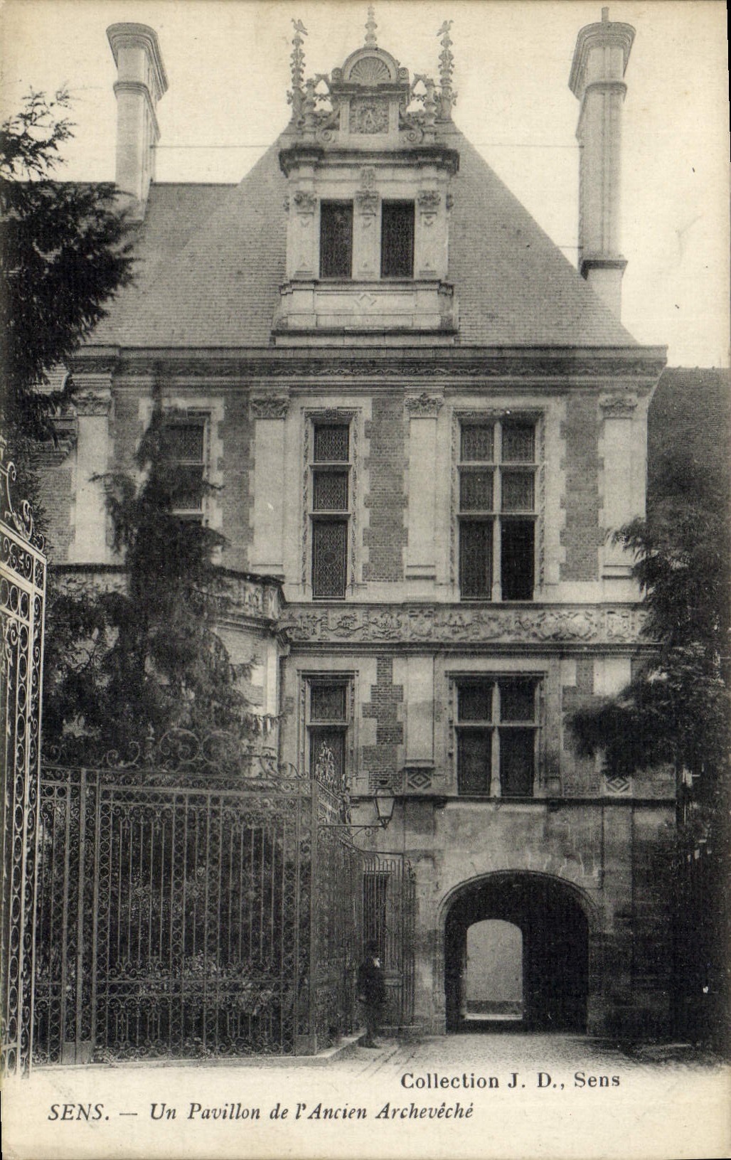 CPA Sens Un Pavillon de L'Ancien Archeveche