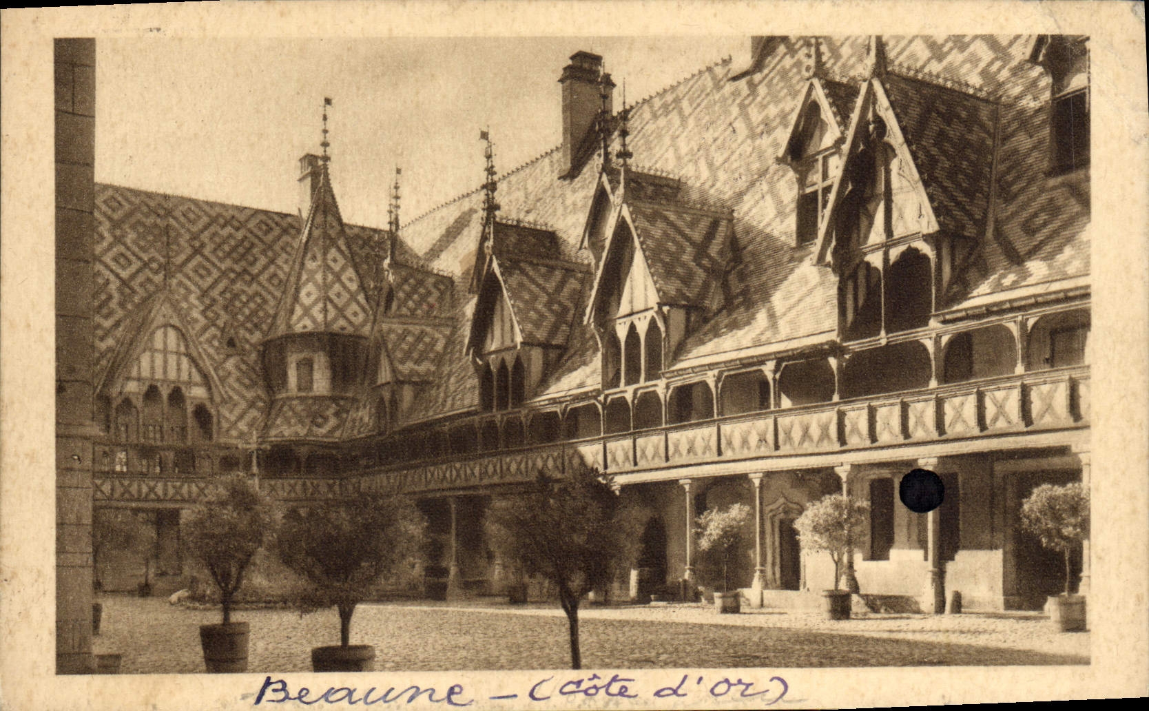 VINTAGE POSTCARD Beaune Main courtyard of the Hotel God