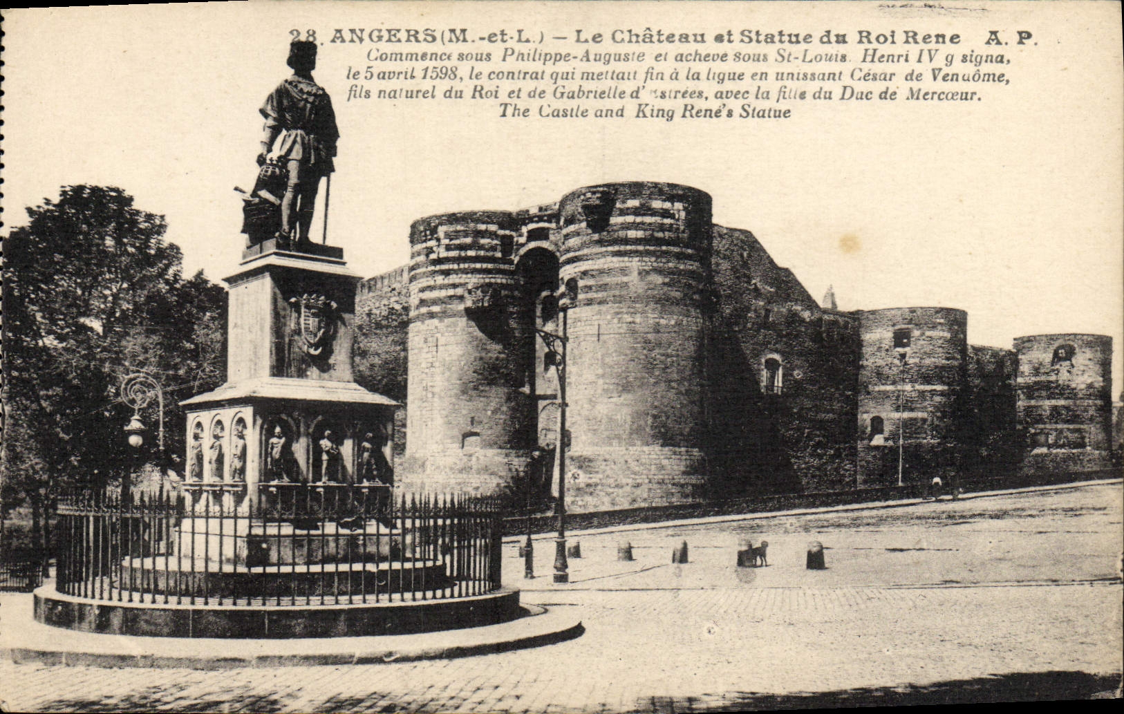 CPA Angers Le Chateau et Statue du Roi Rene