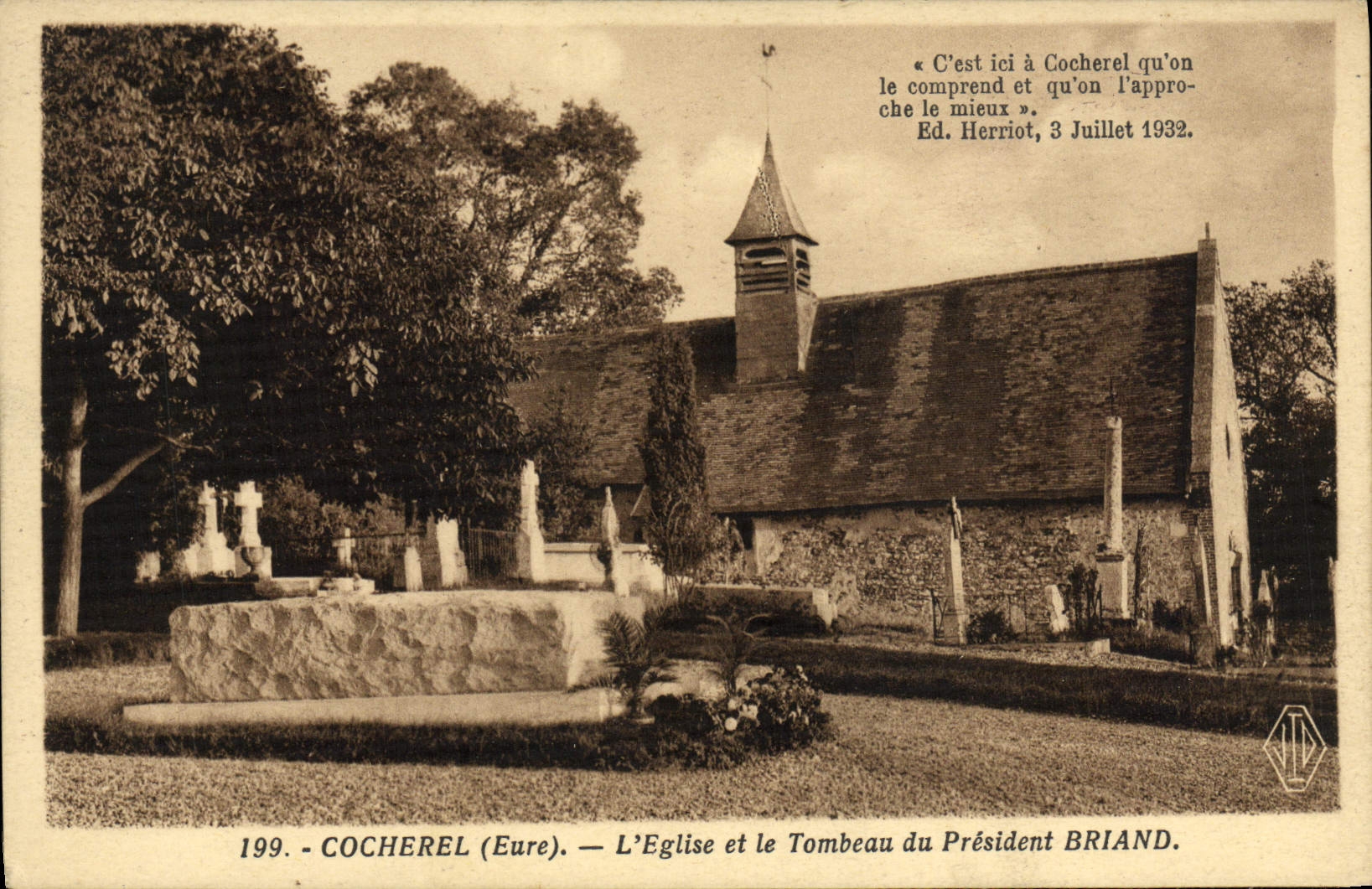 CPA Cocherel L'Eglise et le Tombeau du President Briand