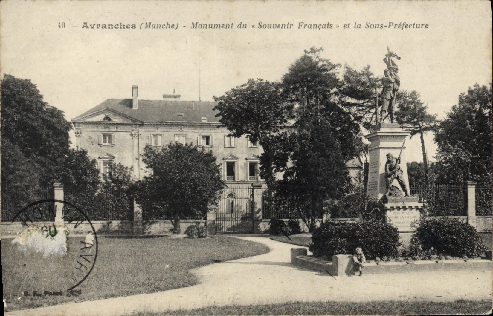 CPA Avranches Monument du Souvenir Francais et la Sous Prefecture 