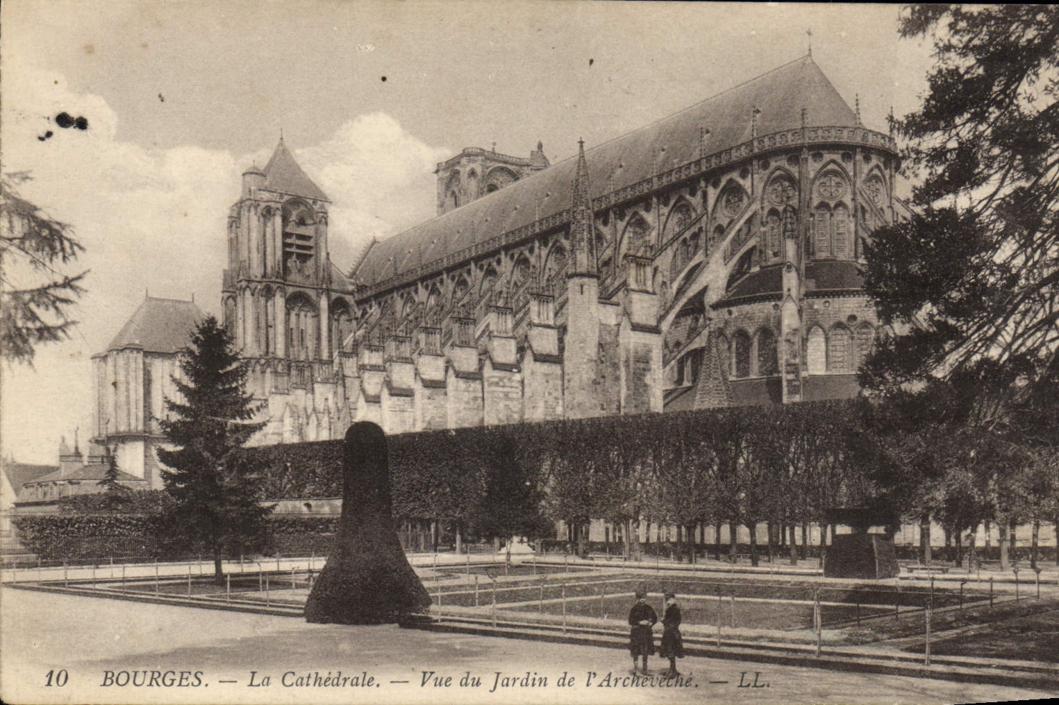 POSTAL Bourges de la VENDIMIA la catedral vista del jardín del palacio del arzobispo