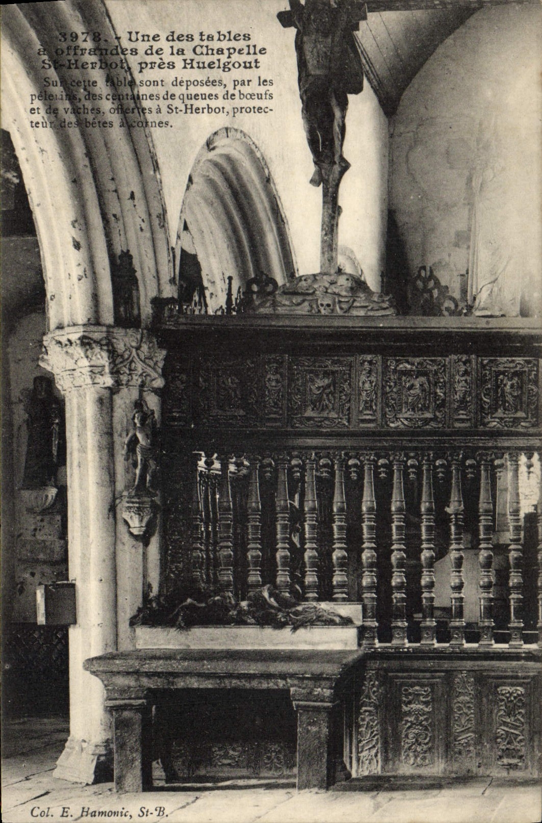 La POSTAL una de la VENDIMIA de las tablas tiene ofrendas del St Herbot Huelgout cercano de la cámara acorazada