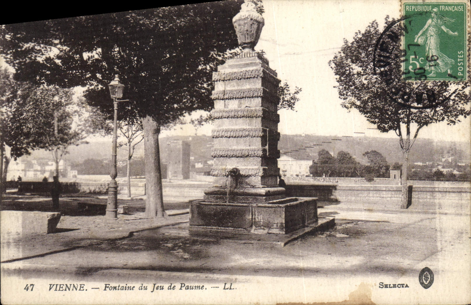 CPA Vienne Fontaine du Jeu de Paume