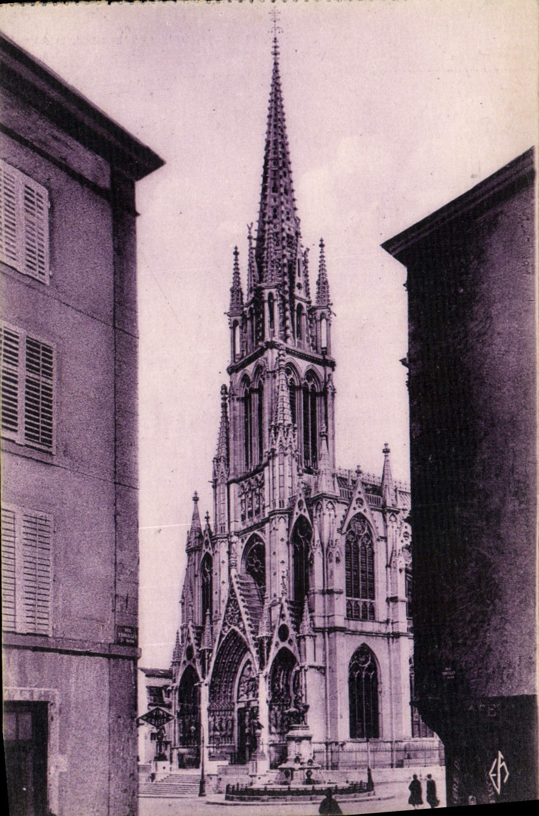 CPA Nancy La Ville Aux Portes D'Or Basilique Saint Epvre et Statue Rene II Vue prise de la Rue Trouillet