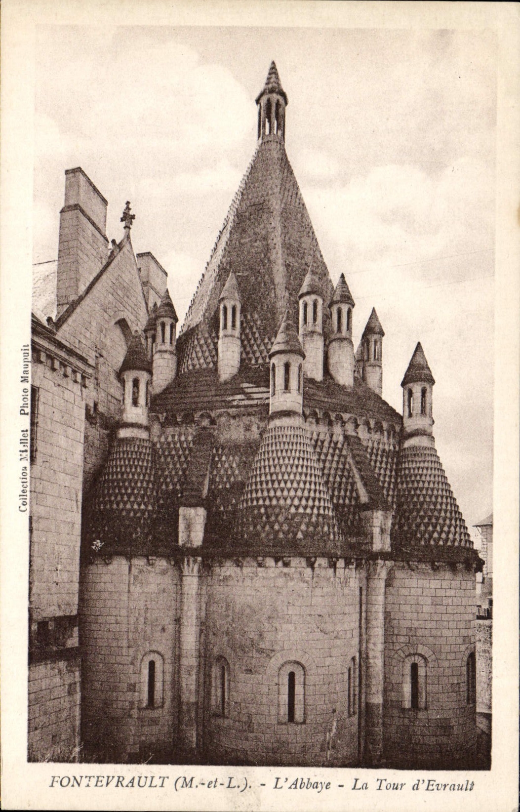 CPA Fontevrault L'Abbaye La Tour d'Evrault