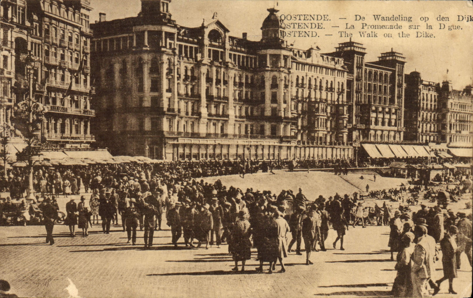 VINTAGE POSTCARD Ostend the walk on the dam