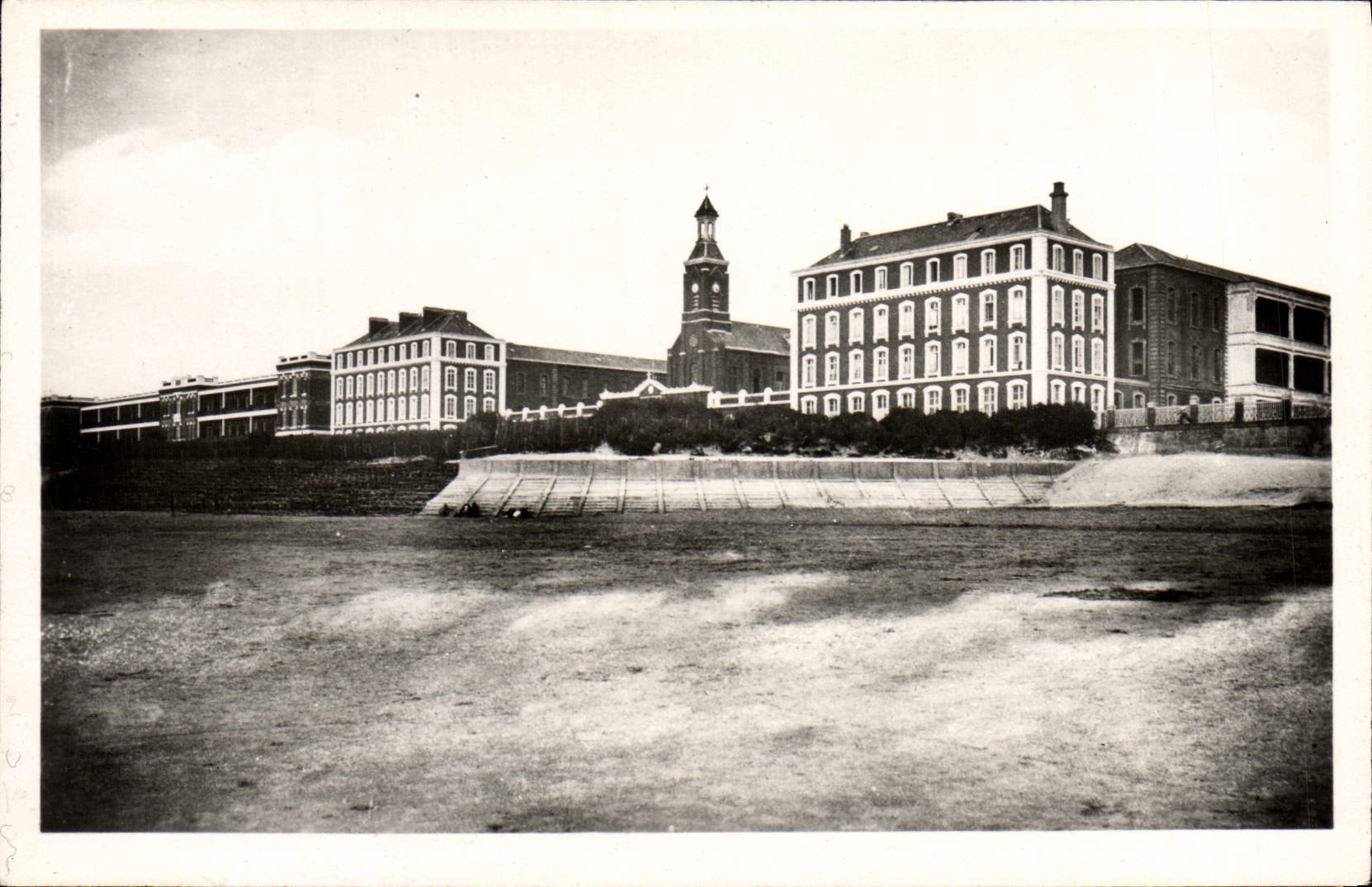 MODERN CARD Berck Beach the Maritimede Hospital the Town of Paris