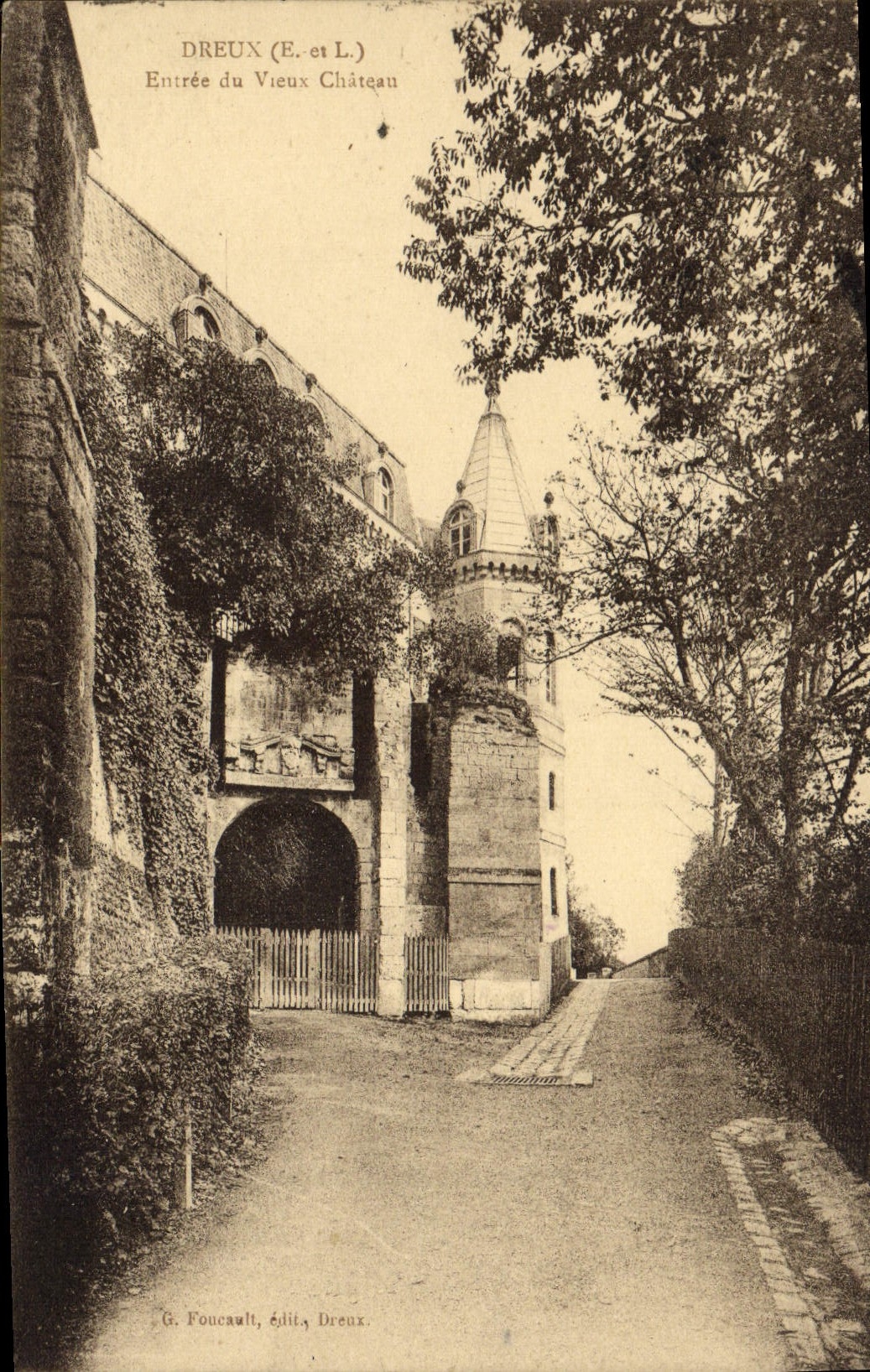 CPA Dreux Entree du vieux chateau