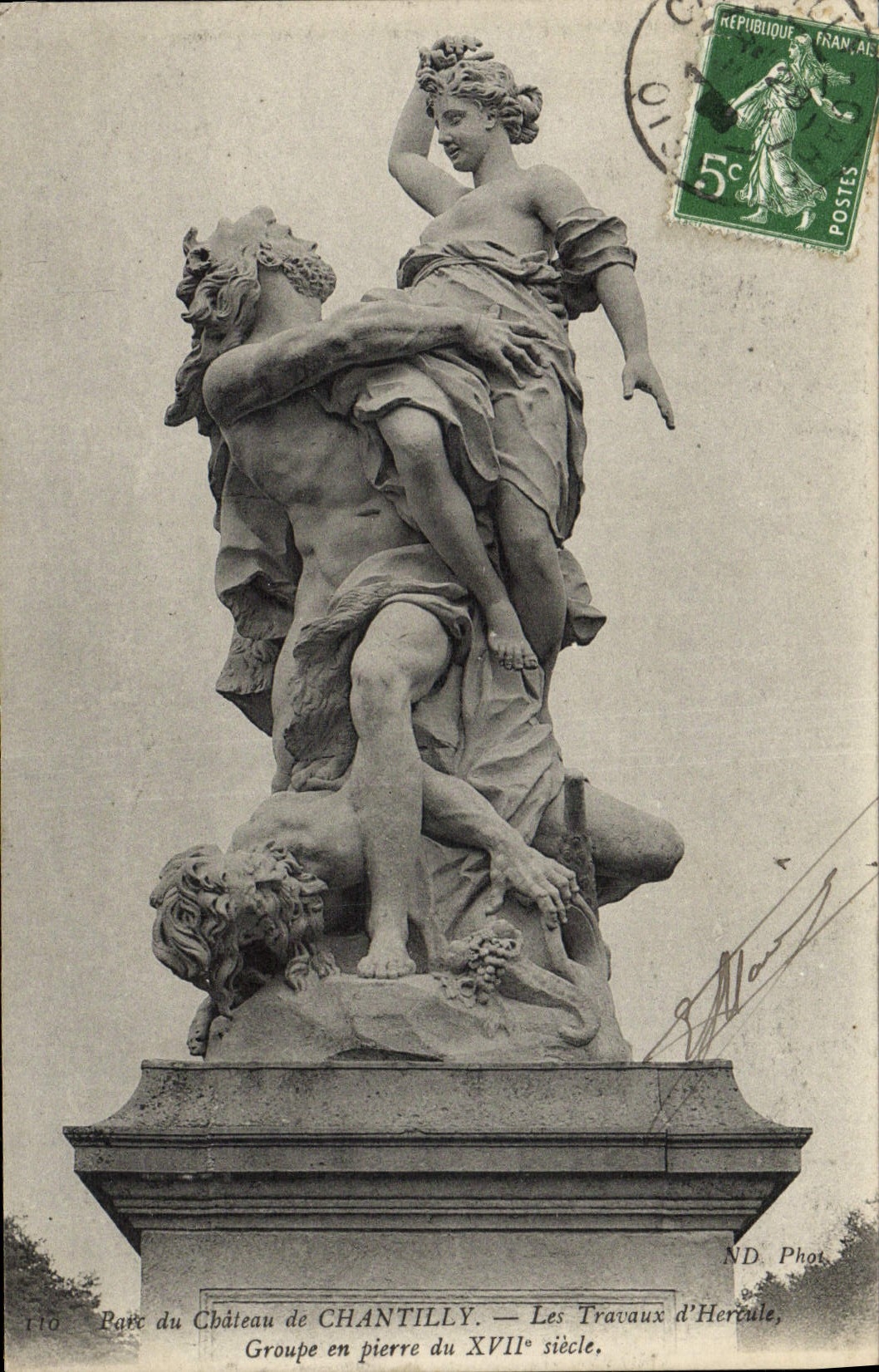 CPA Chateau de Chantilly Les Travaux d'Hercule Groupe en pierre