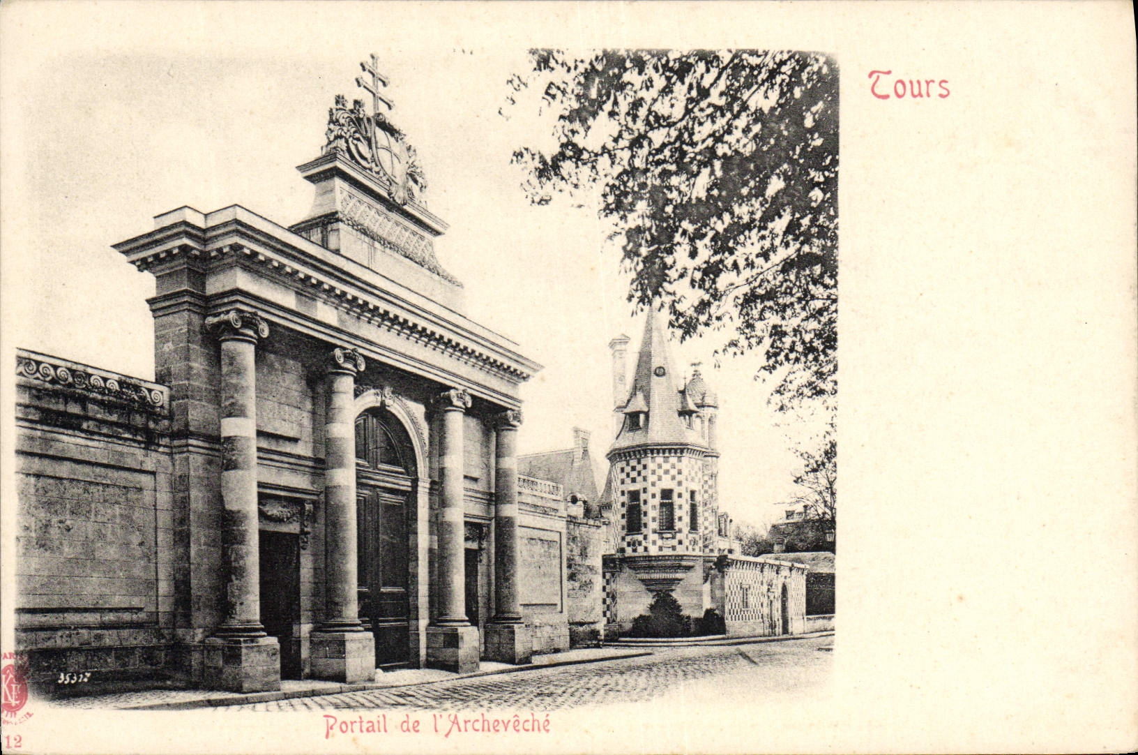 La POSTAL de la VENDIMIA viaja la puerta del palacio del arzobispo